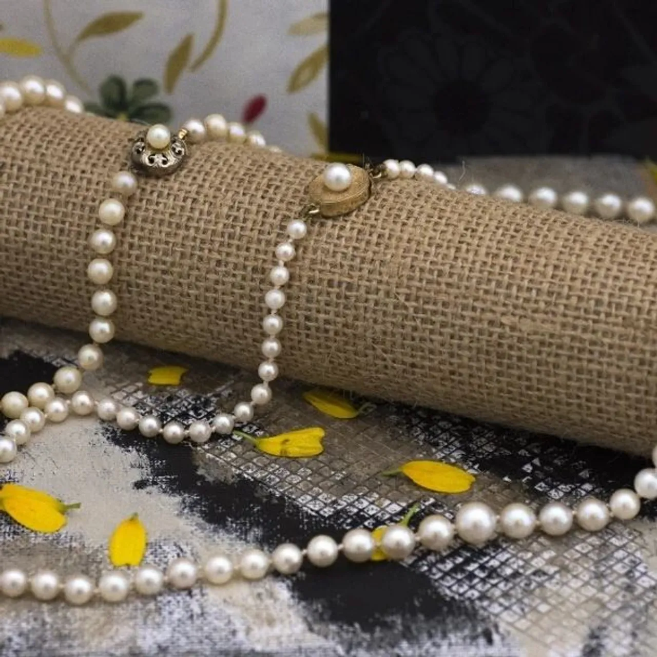 אבן החודש של ילידי חודש יוני היא הפנינה, האהובה ביותר בכל הזמנים. משלי ח' ,11; "כי טובה חכמה מפנינים, וכל חפצים לא ישוו בה."⁠
⁠
פנינים טבעיות נוצרות מגרגיר בודד של חול בתוך צדפה, בצדפה יש רקמת מעטפת, רכיכות מסוימות, בדרך כלל סביב גירוי של גורם זר מיקרוסקופי, ותמיד ללא עזרה אנושית מכל סוג.⁠
יצירת פנינים מתורבתות דורשת התערבות וטיפול אנושי. היום, מגדלים את רוב הרכיכות המשמשות בתהליך, במיוחד למטרה זו.⁠
בשלהי המאה ה-19 וראשית המאה ה-20 נעשה מחקר ביפן ובו נוצרו הפנינים המתורבתות המוכרות לנו כיום, כתוצאה מכך נרשם פטנט על השיטה ליצירת פנינים עגולות. היבול הראשון של פנינים מתורבתות בשיטה זו הופק ב-1916. ⁠
ערך הפנינה נקבע בהתאם לגודלה, צורתה, נקיונה, צבעה ומין הצדפה או השבלול שממנו נלקחה.⁠
⁠
סביב הפנינה נרקמו אגדות ואמונות רבות!⁠
במשך אלפי שנים הפנינים מסמלות עושר ומעמד. במשך השנים בני משפחות מלוכה, כמו גם אזרחים עשירים באסיה, אירופה, העבירו אותם מדור לדור.⁠
⁠
המאמר המלא באתר⁠
https://bit.ly/6Pnina⁠
⁠
אבני חן כאבני לידה⁠
אבני הלידה הינן אבני חן המסמלות את חודש הלידה בלוח הגרגוריאני. במדינות רבות מקובל להעניק את האבן במתנה כשהיא משובצת בתכשיט. אנשים רבים בעולם מאמינים שהאנרגיות הטבעיות של הקריסטלים מועברות לאדם שנושא אותם ומעניקות לו בריאות ומזל.⁠
⁠
תייגו בתגובות חברות וחברים שלכם - ילידי חודש יוני - כדי שיכירו את אבן המזל שלהם 💎⁠
⁠
חלום צרוף - תכשיטים בעיצוב אישי⁠ | בית הספר לצורפות במודיעין | לימודי צורפות (גם) אונליין | סדנאות צורפות חווייתיות | מיחזור ושידרוג תכשיטי זהב⁠
⁠
#אבןלידה #אבןלידהיוני #פנינה #לבן #מחרוזת #זהב #BirthStone #Pearl #June #gold #necklace #naturalpearls #untreatedpearls #sustainablebeauty