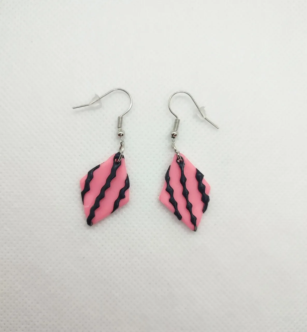 ¡Los vimos en azul y ahora os traigo otra combinación! 💓🖤
........
We could see it in blue and now, I show you these earrings in other colours! 💓🖤

#earrings #rombo #colores #colours #handmadejewelry #handmade #handmadeearrings #personalizables #pendientesartesanales #pendientes #gift #regalosoriginales  #originalgift #regalo