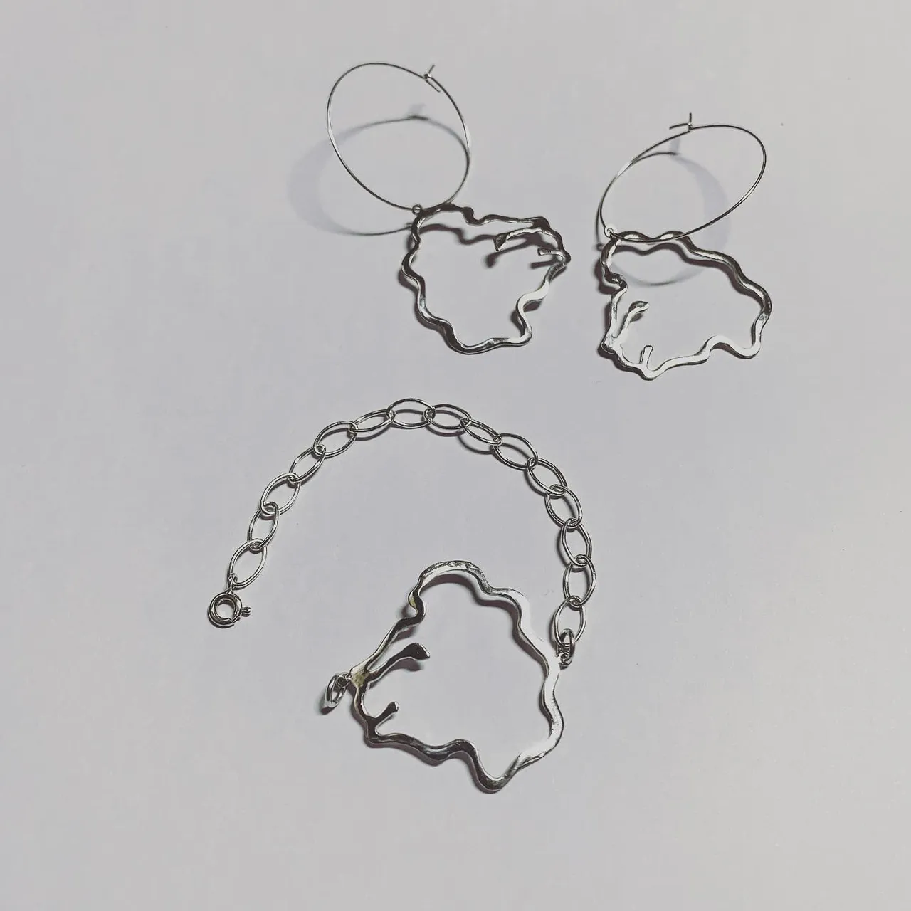 La têt de lion 
Lion, crinière argenté

#Parure 
Ësnim
Bracelet& earrings 
Bracelet & Boucles d’oreilles .
I
o
h
c
o
Ë
s
n
i
m
#iohcoesnim #esnim #lyon #argentmassif #jewelry #bijoux
#crinièreargenté