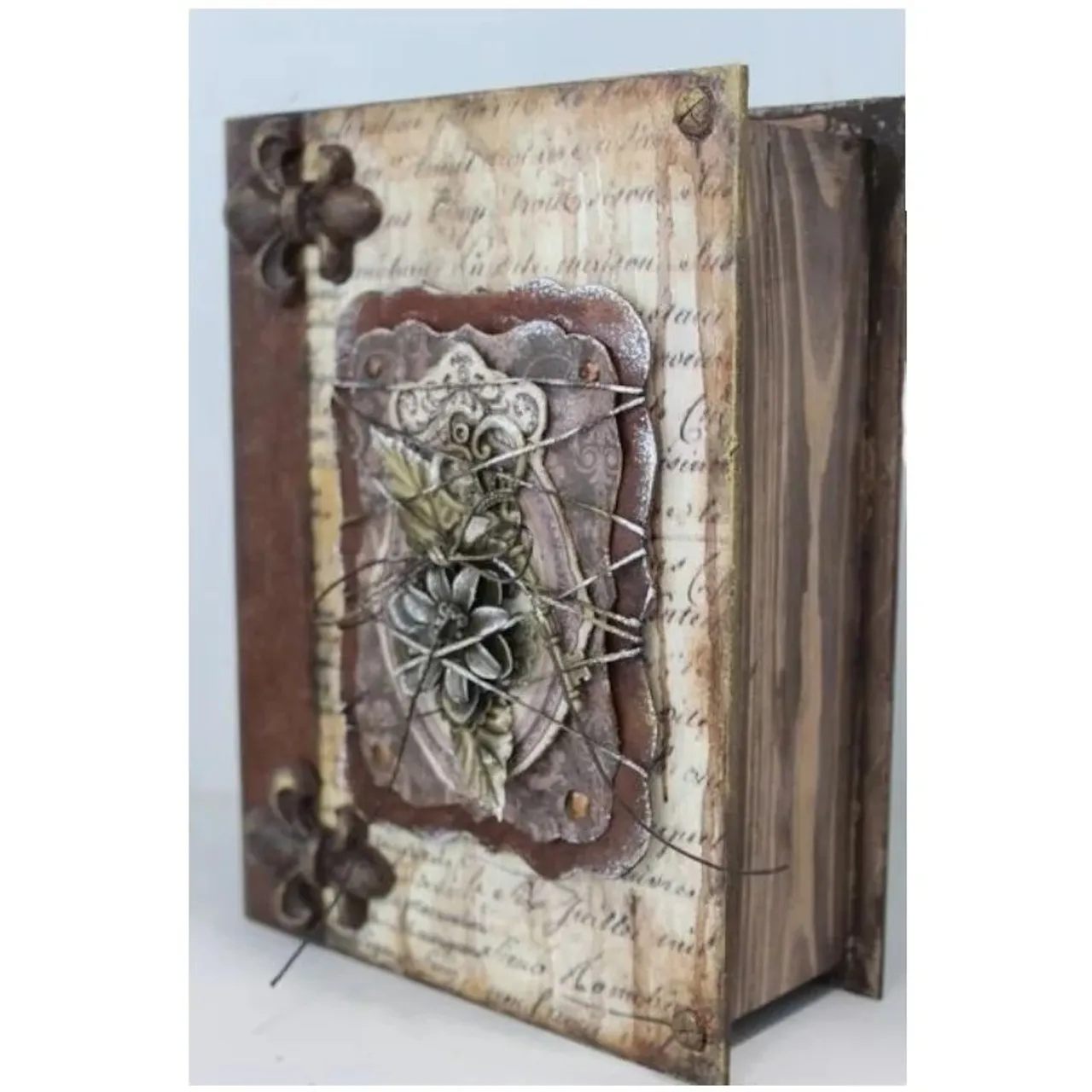 Για να θυμηθούμε κουτιά βιβλία που άφησαν την δική τους ιστορία στο Xeirokamoto. Παλιά και νέα αλλά όλα τους αγαπημένα με πολλούς θαυμαστές! #woodenbook #crafts #mixedmedia