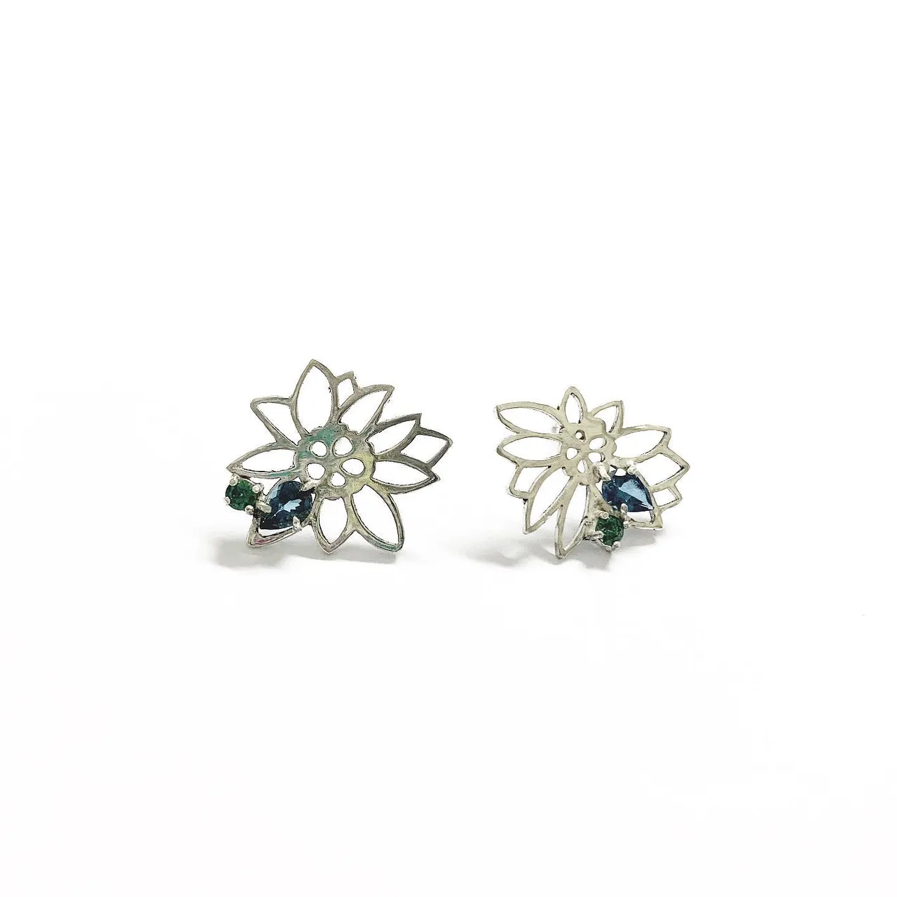 Aile fleurie
Boucles d’oreilles
Silver 925
London blue topaze
Green swarovski crystal
#꽃의파편은원래날개였다
토파즈의 의미 : 성실, 용기를가지고 미래에 임하다
I
o
h
c
o
Ë
s
n
i
m
#ailefleurie #londonblue #green #swarovskicrystals #topaze #iohcoesnim #11월탄생석 #토파즈 #탄생석 #11월