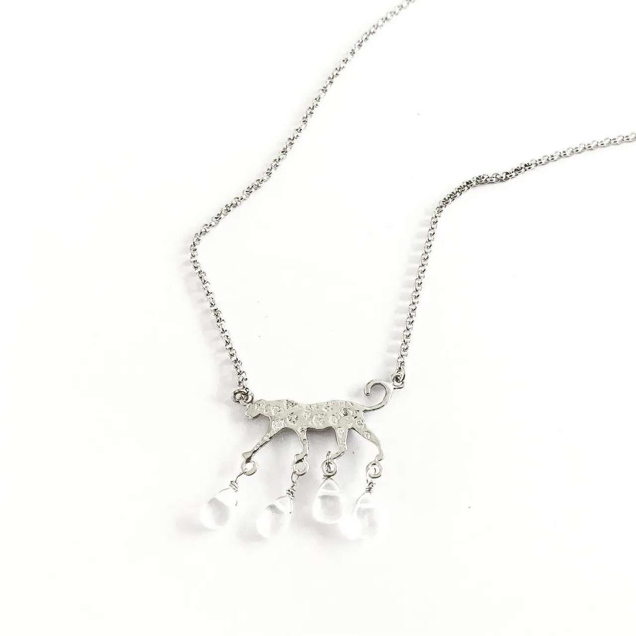 Collier/Necklace
Argent/Silver 
Leopard sous la pluie
Cristaux/ crystal
I
o
h
o
Ë
s
n
i
m
#collier #necklace #leopard #레오파드 #표범 #초식레오파드 #leopardherbivore #silver #argent #jewelry #조금느리게걸어도괜찮아 #비가와도괜찮아 #크리스탈레인 #leopardsouslapluie #iohcoesnim_crystal