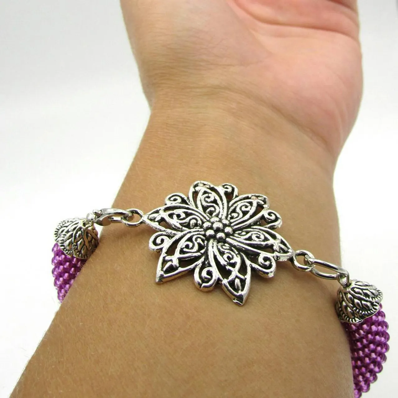 лето должно продолжаться, я считаю! поэтому будут цветочки, личточки, яркие цвета) 
браслет в наличии! 🌷 400 руб

#украшения #украшенияназаказ #украшенияручнойработы #украшениямосква #свао #бабушкинская #браслет #лиловый #цветок #браслетизбисера #бисер #яркийбраслет #металлическийцветок #beads #handmadejewellery #jewellery #jewelry #bracelet #flower #lilac #instajewels #instajewelry #shalfeiinstock