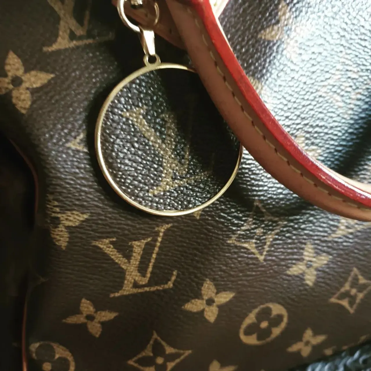 Last weekend before Christmas, using my new to me #speedybandouliere25 
Making the best of family time.
I have opted for a Basics insert, hot pink felt and no pockets. It still gives great support and makes the bag less dark. 
I also made a repurposed canvas medallion for it.
All available on
www.luxurybagheaven.com 
Classic bag with a twist of the added strap
#speedy20 #luxurybagheaven #speedy30 #speedy25 #lvspeedy25 #lvspeedy #lvspeedy25b #speedyb #repurpose #monogram #bagorganizer #bagorganiser #baginsert #madeinscotland #madeinuk