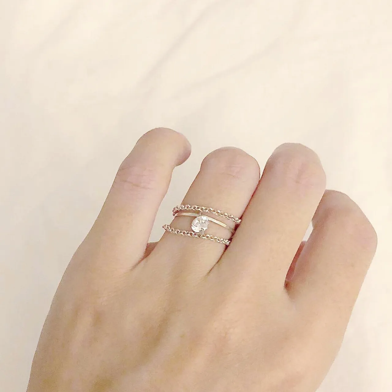 Minimalist Water drop bracelet + ring / Minimaliste goutte d’eau bracelet + bague
Silver /argent
Crystal synthetic / cristal synthétique
I
o
h
c
o
Ë
s
n
i
m
#crystal #ring #bracelet #bague #waterdrop #gouttedeau #minimalist #minimaliste #minimalisme #simplelife
