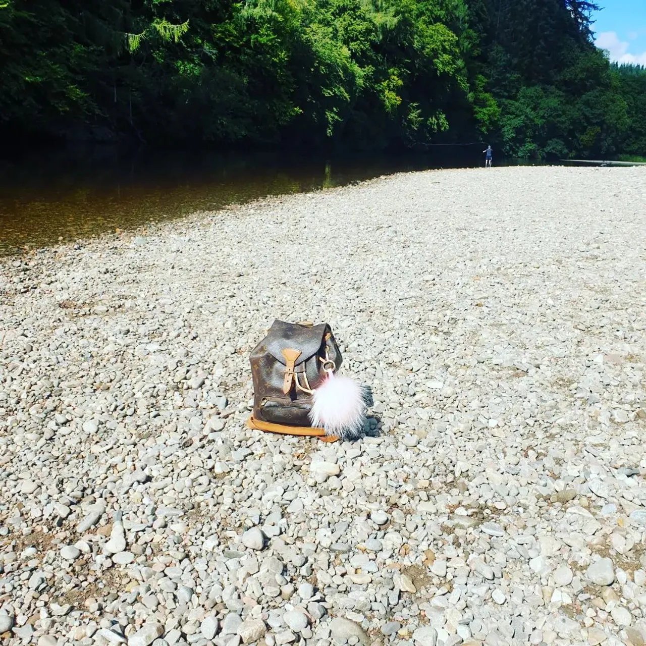 Scotland and LV bags don't require a filter, but here is to beauty, in nature or in canvas. 

I love the vintage look of this Montsouris MM and decided to finally make this long planned organiser (grey marl 3 mm, large pocket & bottleholder). 

Don't forget that bags need to be functional and this weekend was Montsouris time to shine.
Bag organiser, shaper, Upcycled canvas slider and vachetta string all available on www.luxurybagheaven.com 

#monogram #scotland #perth #scottishautumn #montsouris #montsourismm #bagorganizer #bagorganiser #lvvintage #mono #loch #river #luxurybagheaven
