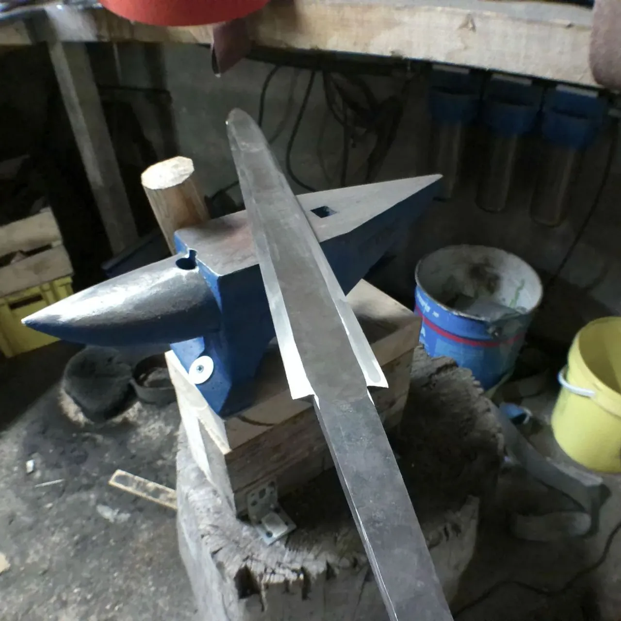 les couteaux c'est trop petit .. j'me met aux épées ! (non j'ai rien à compenser ! xD) l'une est une commande l'autre est pour mon atelier :) sur les deux il y aura gravé "que la lumière soit" en l'honneur du Discernement, outil de l'esprit qui nous permet d'y voir clair, souvent représenté par une épée dans les œuvres qui en parlent (d'où l'objet)

#artisanat #artisanatdart #artisanatdartfrancais #artisanatfrancais #knife #forge #swordmaking #sword #discernementspirituel #discernement #spiritualité #esotérisme