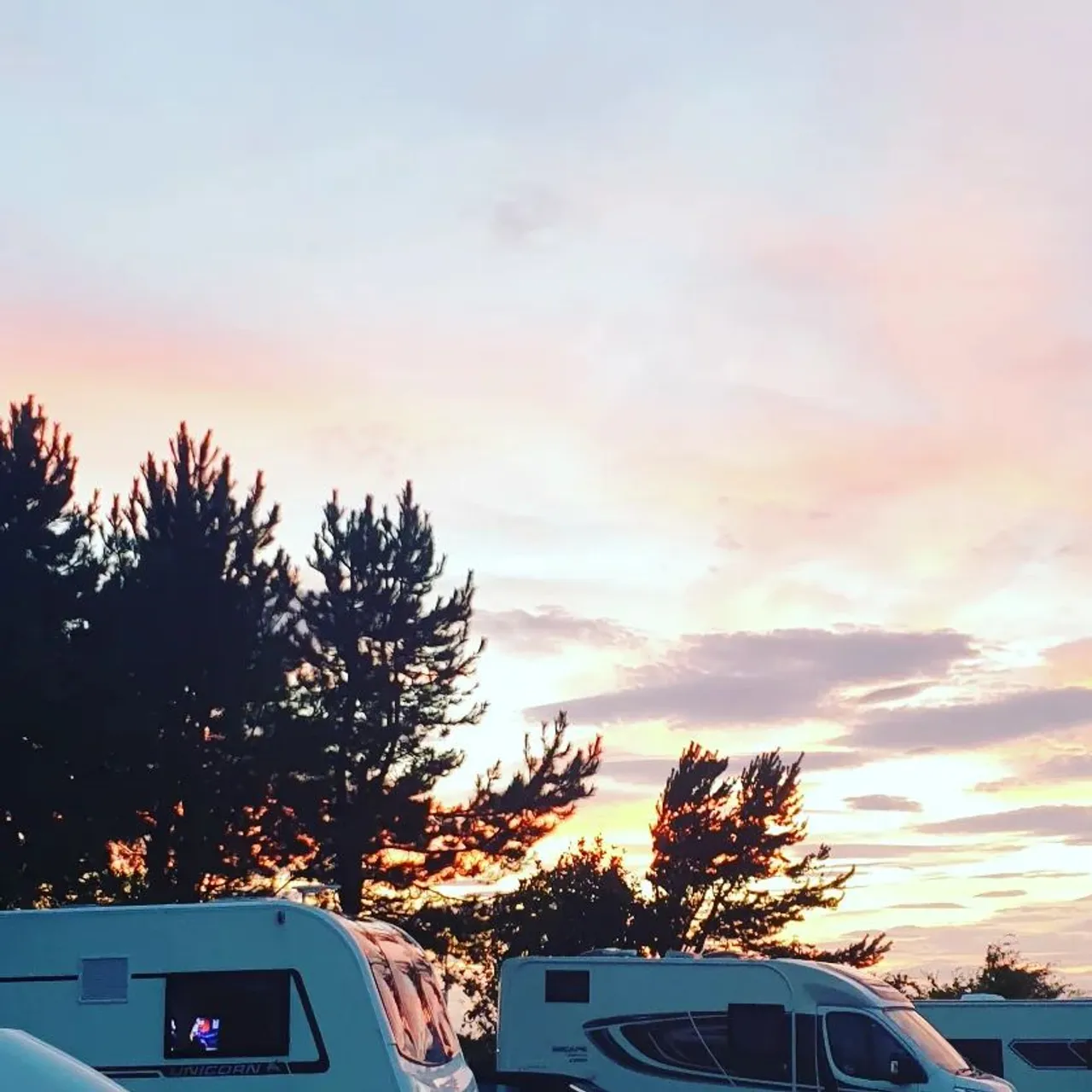 What can you ask from a family holiday? Sunsets! It's all it takes to make me smile and make everything beautiful. Even the @longchamp bucket came out  to wander the wheat field and look for poppies. Bag Insert with will be on the website soon
www.luxurybagheaven.com 
#longchampparis #longchamplepliageclub #longchamplepliage #longchamp #longchamplepliageneo #longchamplepliagebackpack #longchampbucketbag #longchampfoulonne #northberwick #scotland #visitscotland #bagorganizer #bagorganiser #madeinuk