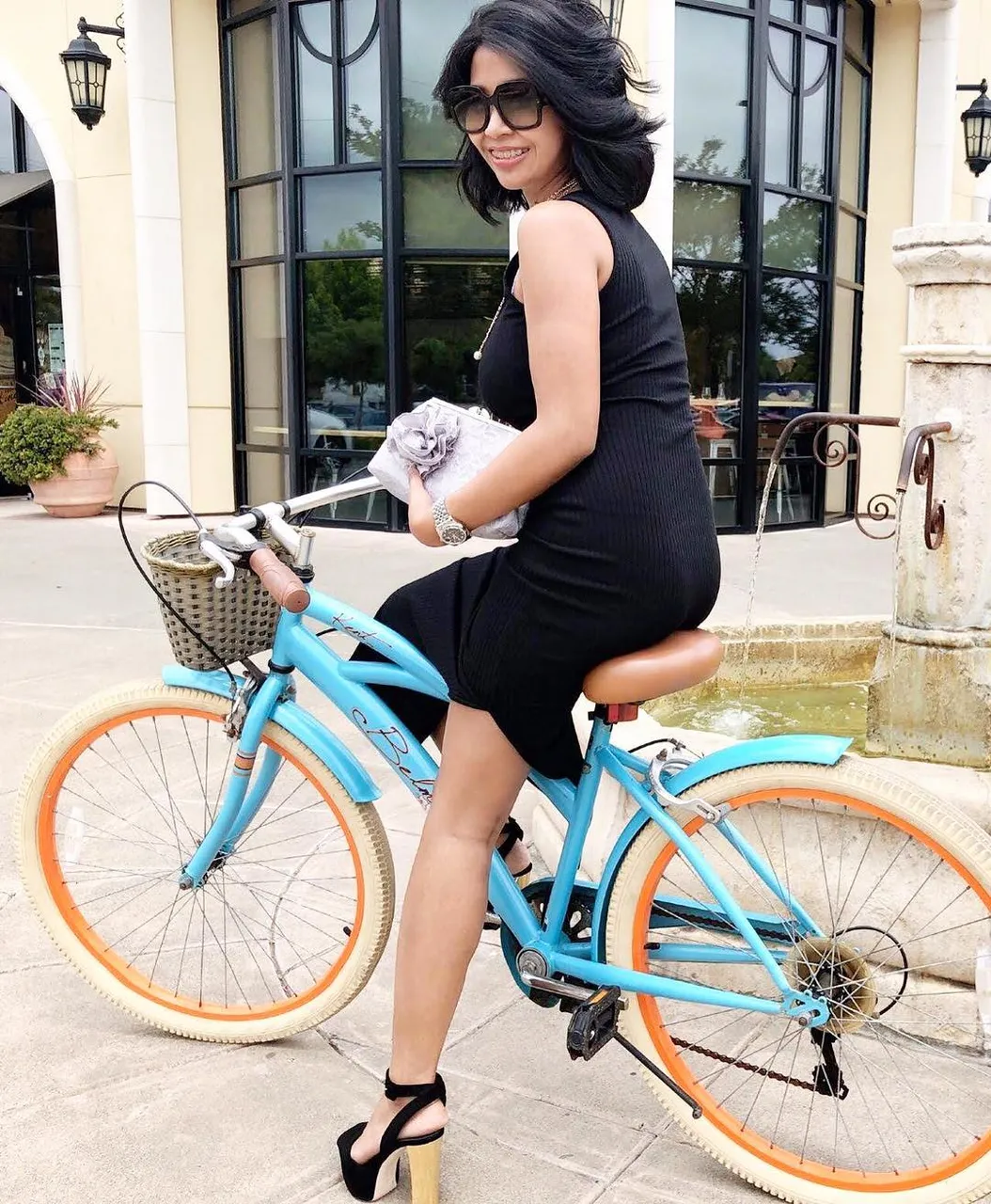 Bike + high heels = ...
•
•
#fashion #style #custombags #giftforher #truthordare #personalizedbag #bike #prom #etsywedding #uniquegift #etsy #etsyshop #etsymom #etsy #etsyshop #weddingclutch #weddingpurse