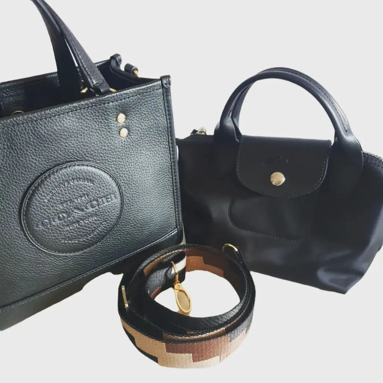 After looking for a good quality strap, I got fed up seeing the same old slippery and cheap (yet costly) nylon type. Roll on the sturdy, non slip, adjustable, made to order, wide and COMFORTABLE strap! Made for you and your bag so let me hear you say "yes please". Available on the website now in the accessories shop #website #pochetteaccessoires #mulberryalexa #mulberrybayswater #madeinuk #strap #luxurybagheaven #luxurybag #longchamplepliage #speedy20 #lv #mulberry #longchampparis