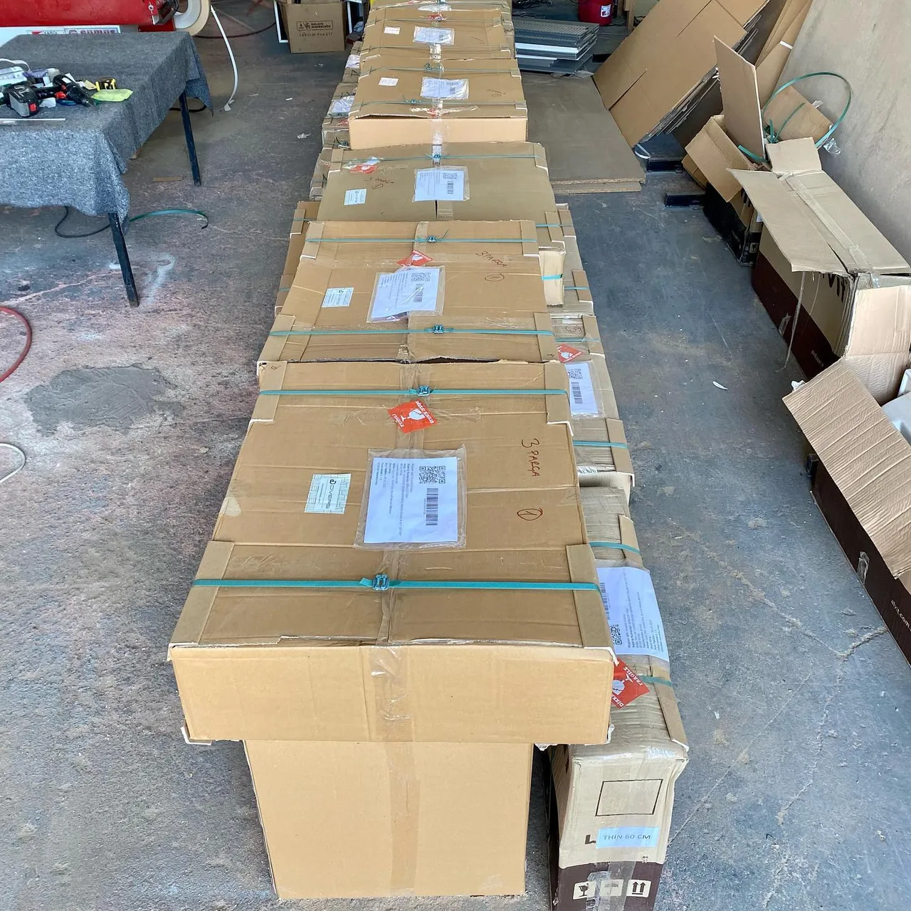 Kısa sürede büyük ilgi gören banyo dolabı setlerimiz yeni yuvalarına doğru yola çıkıyor. Türkiye’nin dört bir yanından bizlere güvenen müşterilerimize çok teşekkür ederiz. #banyodekorasyon #banyodolapları #banyotakımı