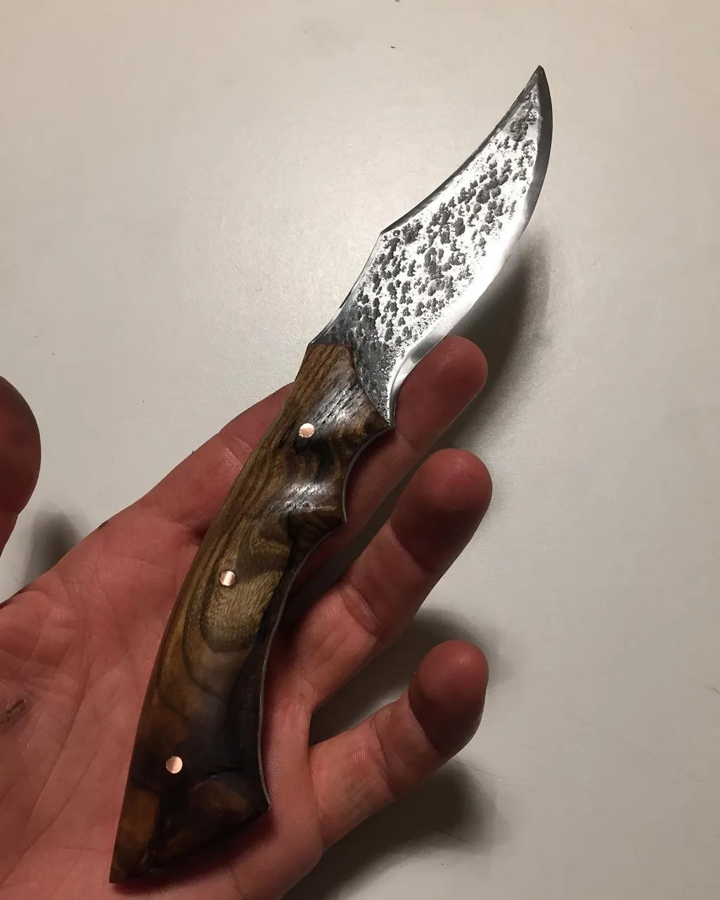 À la fois rustre et raffiné !
Maintenant disponible dans ma boutique, lien dans ma bio ;)
#knife #artisanatfrancais #couteau #couteauartisanal #couteaubrutedeforge #art #artwork #artisantcreateur