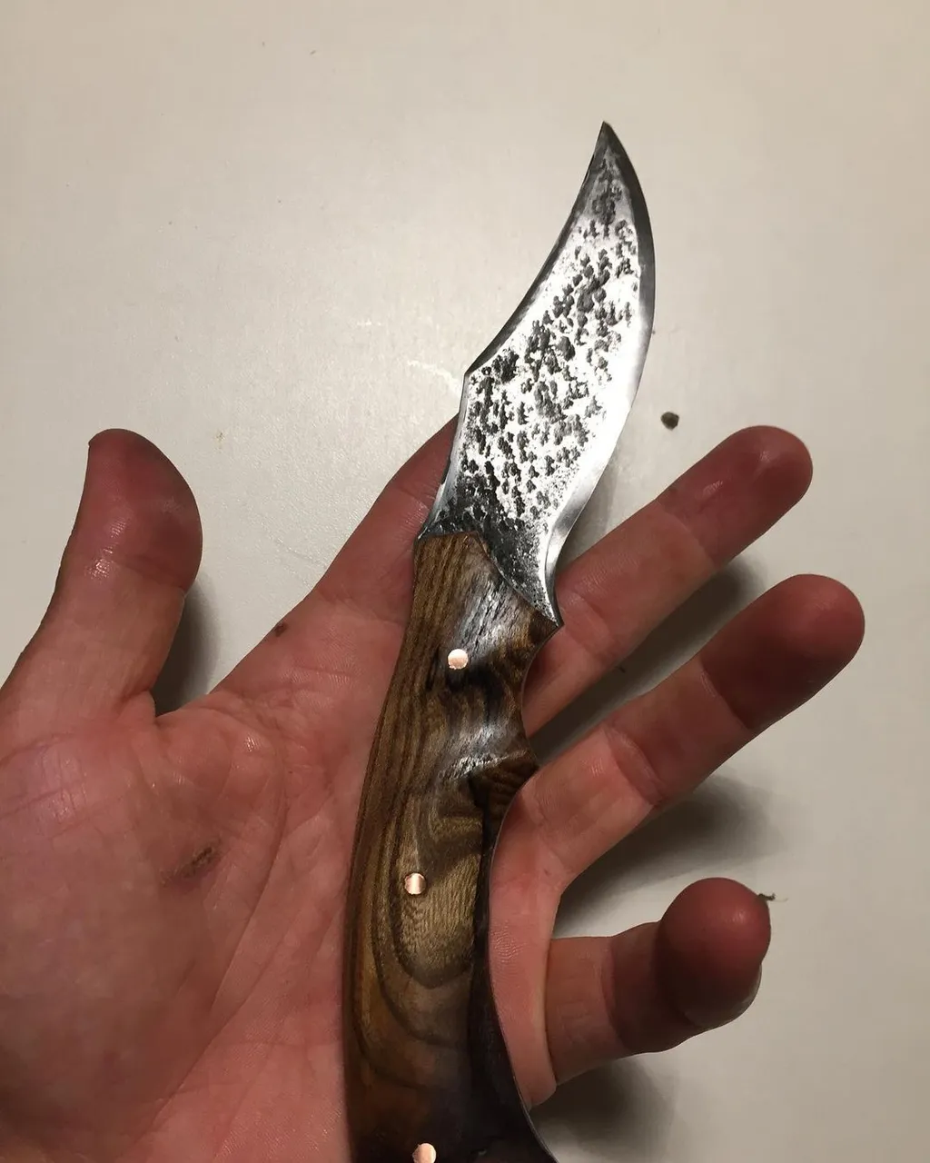 À la fois rustre et raffiné !
Maintenant disponible dans ma boutique, lien dans ma bio ;)
#knife #artisanatfrancais #couteau #couteauartisanal #couteaubrutedeforge #art #artwork #artisantcreateur