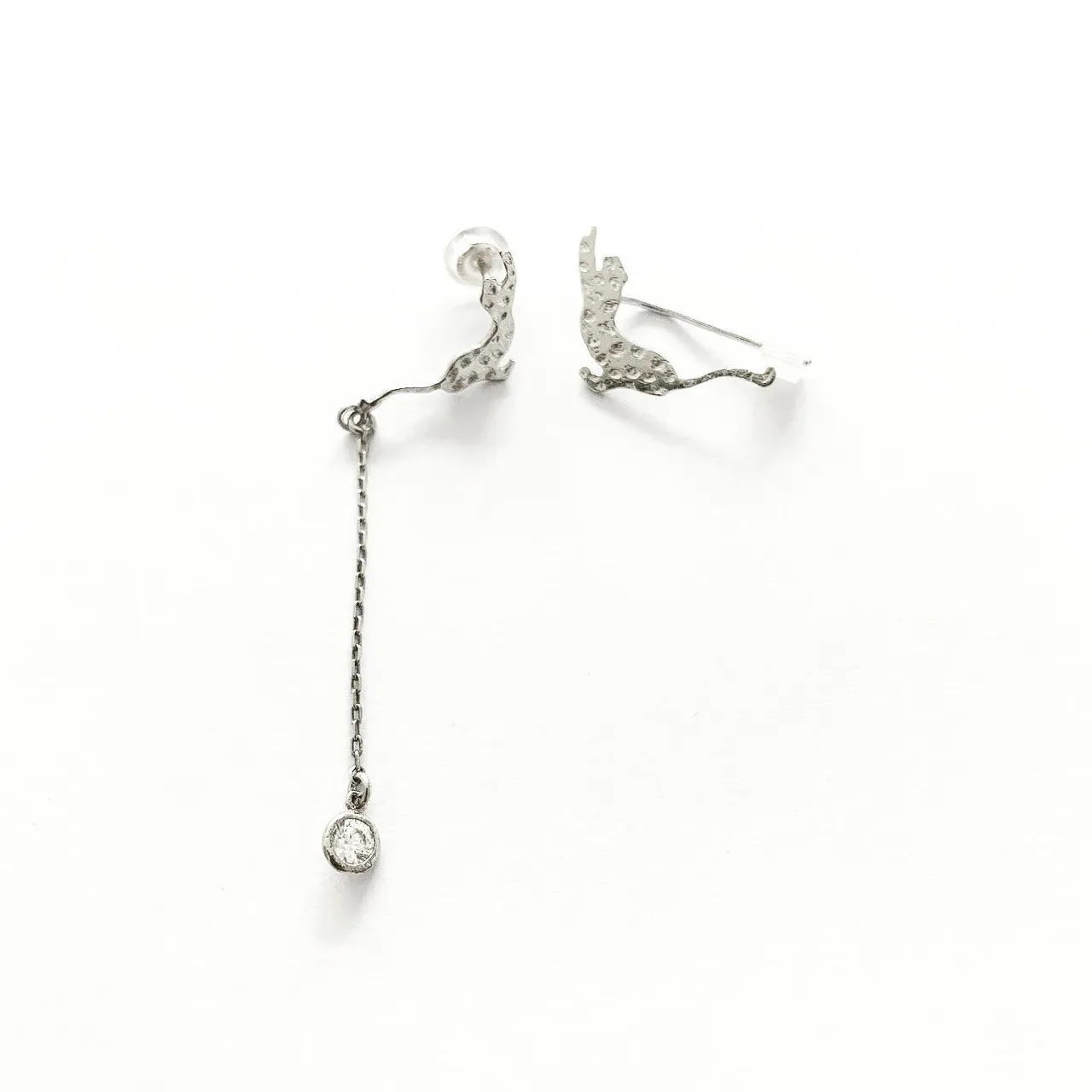 Stretching Leopard 
Earrings
Silver+ 18k white gold plated 
Crystal synthetic 
I
o
h
c
o
Ë
s
n
i
m
#silver #earrings #bouclesdoreilles #stretchingleopard #crystal #cristal #leopardherbivore
