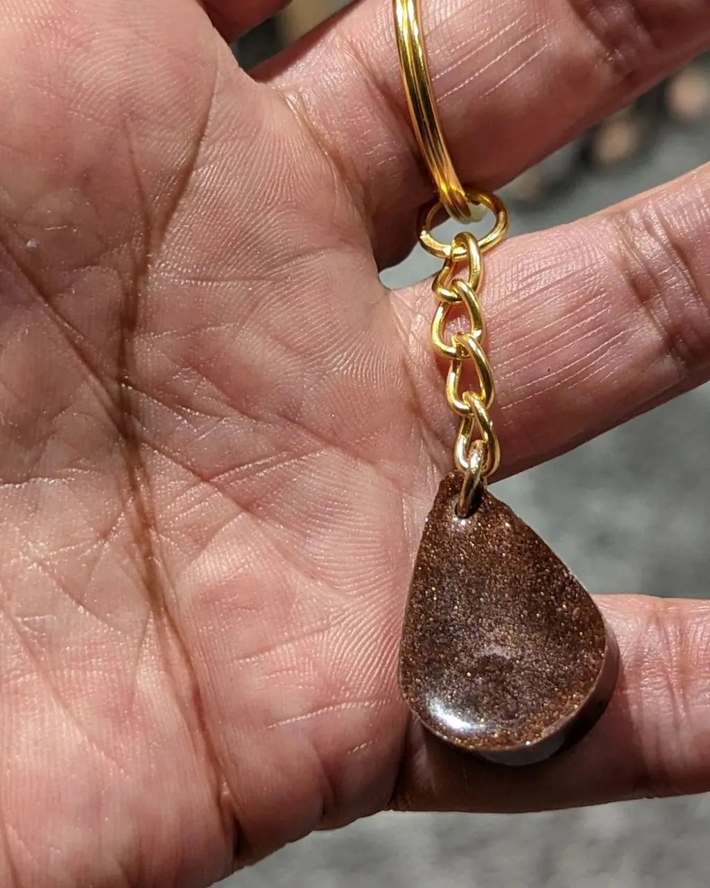 *New* 

We are adding unique keyrings to our collection!

Check out this teardrop shaped 'chocolate orange' 🍫🍊 keyring. 

Available now in our shop (link in bio)

#handmadeuk #handmadekeyring
#handmade #gifts #etsyuk
#etsyseller