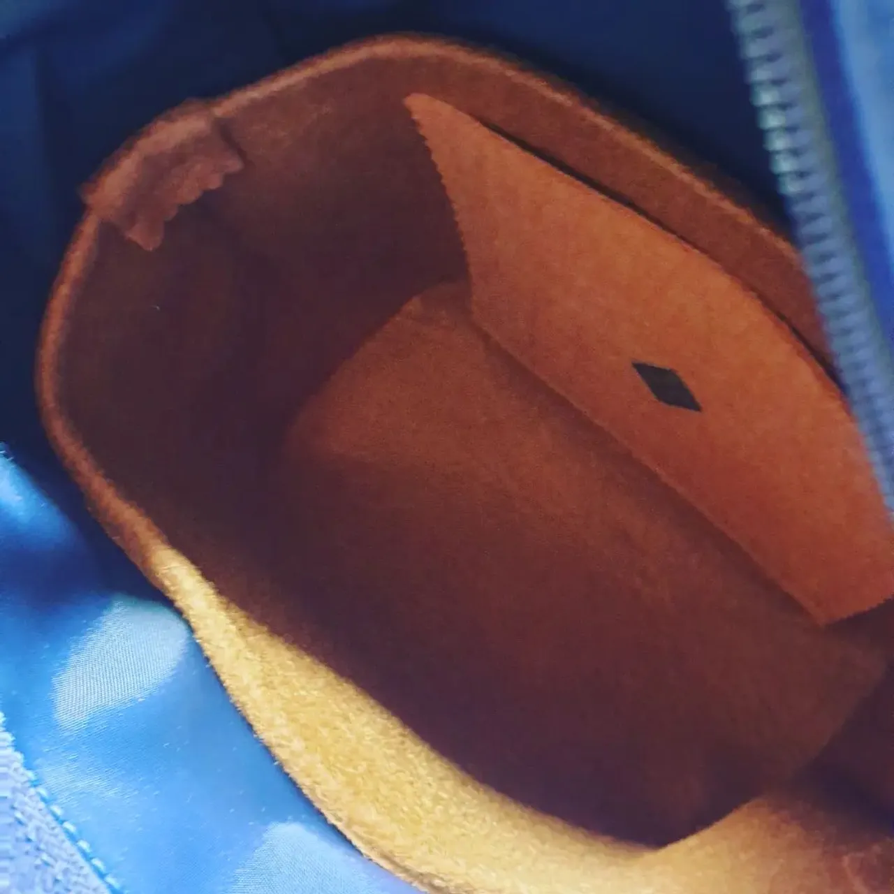 Longchamp travels from end to start (keep swiping). Fits plenty, very light, easy to wear with one issue so far...the zipper. Yes that curve of the corner, how do you get over it?? It keeps getting stuck 🤣 maybe I'm just lazy and fussy. Bag Organiser on the website Longchamp shop www.luxurybagheaven.com 
I recommend the sturdy felt for support and structure #longchamplepliage #longchamplepliageclub #longchamp #longchamplepliageneo #longchamplepliagebackpack #longchampbag #longchampbackpackneo #bagorganizer #bagorganiser #luxurybagheaven