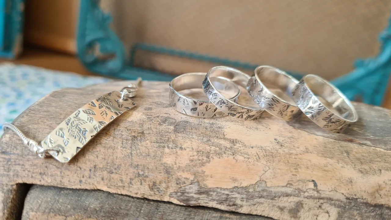 אתם מתארחים השנה בחגים ולא יודעים מה להביא למארחים במתנה?⁠
⁠
אתם רוצים לרגש אדם אהוב באופן מיוחד ומקורי?⁠
⁠
אפשר לקנות מתנה לחג, ואפשר ליצור אותה! כי הרבה יותר מרגש ומשמח להעניק מתנה שיצרנו בעצמנו.⁠
⁠
בואו לסדנת צורפות, ותעצבו ליקיריכם תכשיטים מרהיבים מעשי ידיכם לתפארת - סדנת צורפות יצירת מתנות לחגים 🎁⁠
⁠
משך הסדנה שלוש שעות, והיא כוללת שלב העיצוב, חשיבה ובחירה של התכשיטים שתרצו להכין, ושלב העבודה המעשית - בטכניקות צורפות קלאסית ועל טהרת עבודת היד.⁠
⁠
** אין צורך בניסיון או ידע מוקדם.⁠
** הסדנה מיועדת לנשים ולגברים, לנוער ולמבוגרים כאחד.⁠
** מחיר הכרטיס הוא מחיר לשני משתתפים (כרטיס זוגי).⁠
** המחיר כולל ה-כ-ל-! (:⁠
⁠
https://shop.dream-smith.co.il/חנות-החלומות/סדנת-צורפות-יצירת-מתנות-לחגים⁠
052-3449584⁠
⁠
לכל חלום יש תכשיט⁠
⁠
חלום צרוף - תכשיטים בעיצוב אישי⁠ | בית הספר לצורפות במודיעין | לימודי צורפות (גם) אונליין | סדנאות צורפות חווייתיות | מיחזור ושידרוג תכשיטי זהב⁠
⁠
#סדנה #צורפות #עיצוב #תכשיטים #טבעת #כסף #סטרלינג #חוויה #פנאי #יצירה #מתנותלחגים #מתנהלחג #עבודתיד #שוברמתנה #מודיעין #silver #ring #silvermithing #workshop #handmade #leisure #experience #giftcard #modiin #israel