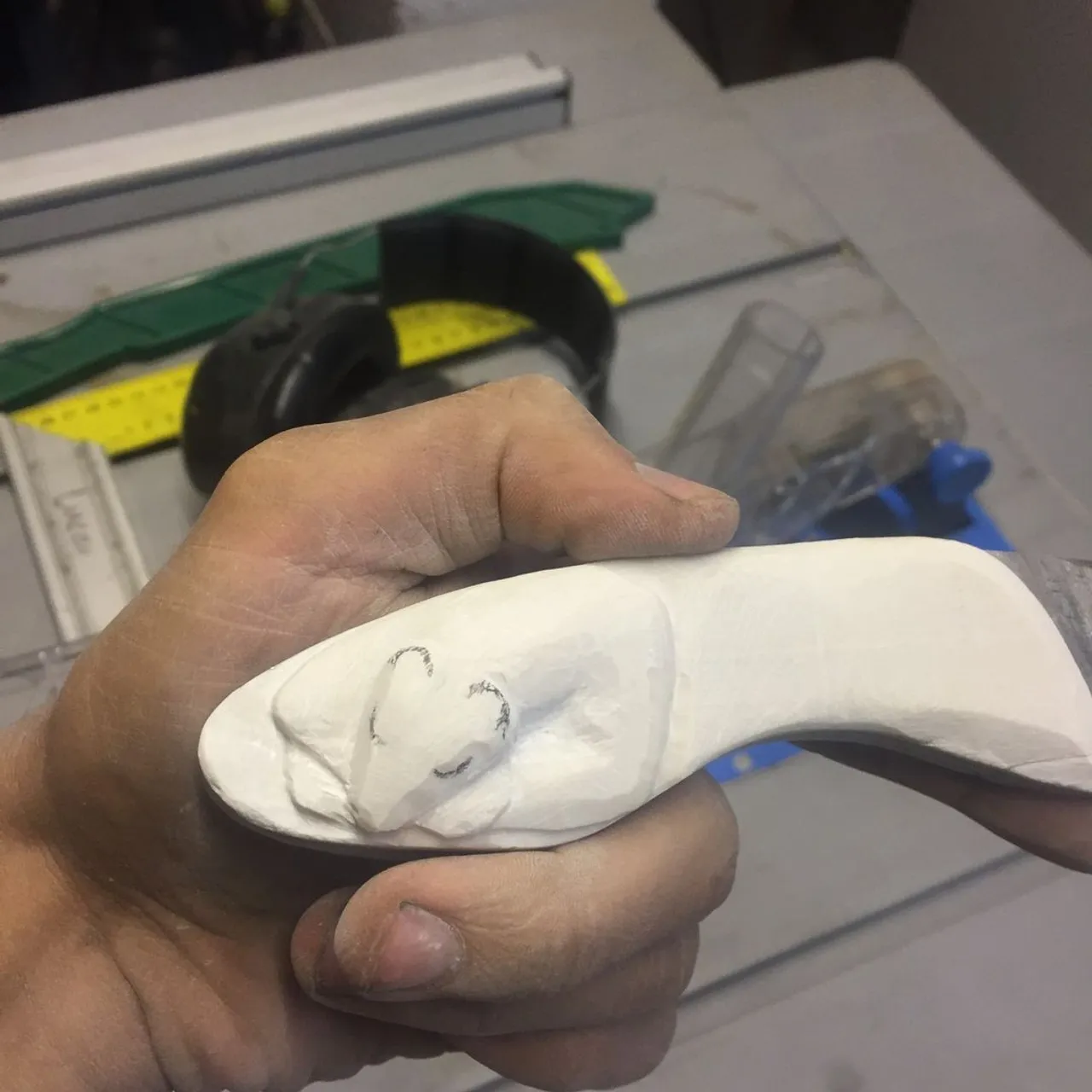 Et le Cout'ours est né !

Lame en damas motif plume, manche en marbre blanc 

Prix : sur devis (celui là est un cadeau mais pour un de ce genre c'est à partir de 650€)

#knife #couteau #brutdeforge #forge #art #artisanatfrancais #artisanatdart #artisanat #sculpture #sculptureart #ours #sculptureenmarbre #marbreblanc #whitebear