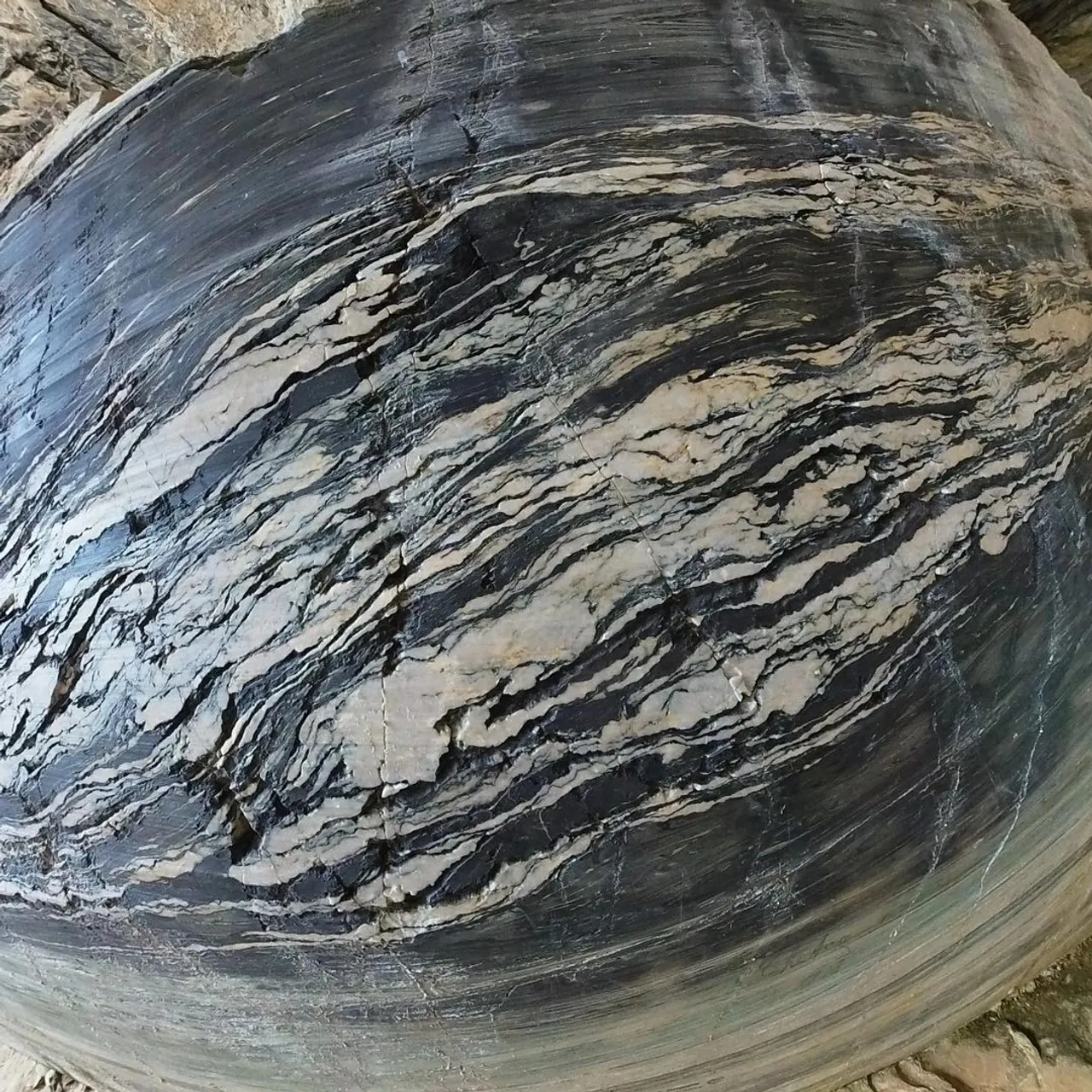 Continuez de faire ce que vous aimez ! Le reste est secondaire #dare2dreambig #mountain #alpessuisses #saillon #carrieredemarbre #marbre #grotte #mineabandoned #mine #speleology