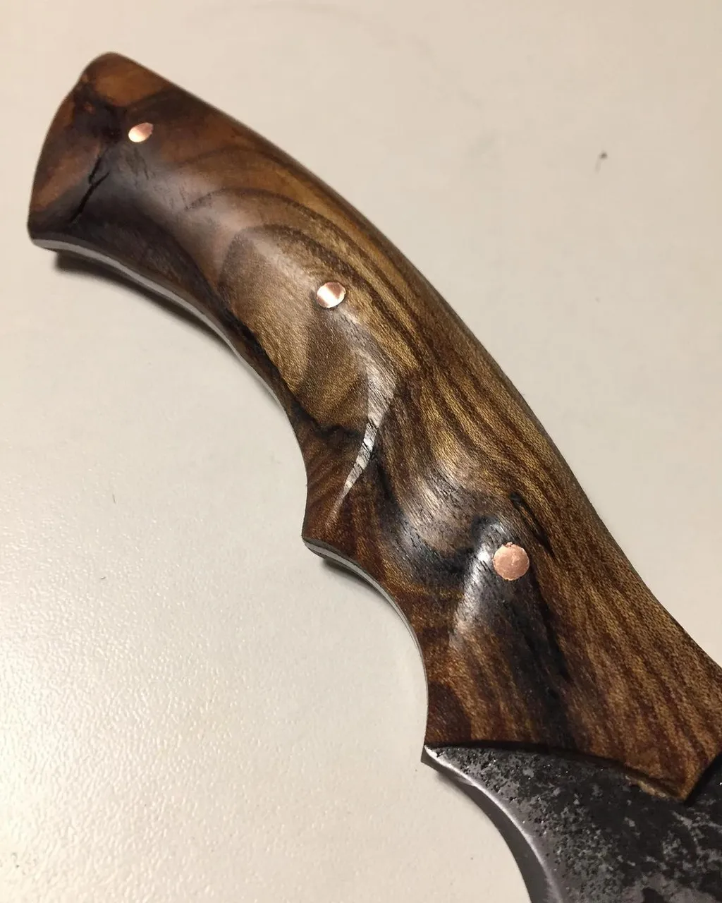 À la fois rustre et raffiné !
Maintenant disponible dans ma boutique, lien dans ma bio ;)
#knife #artisanatfrancais #couteau #couteauartisanal #couteaubrutedeforge #art #artwork #artisantcreateur