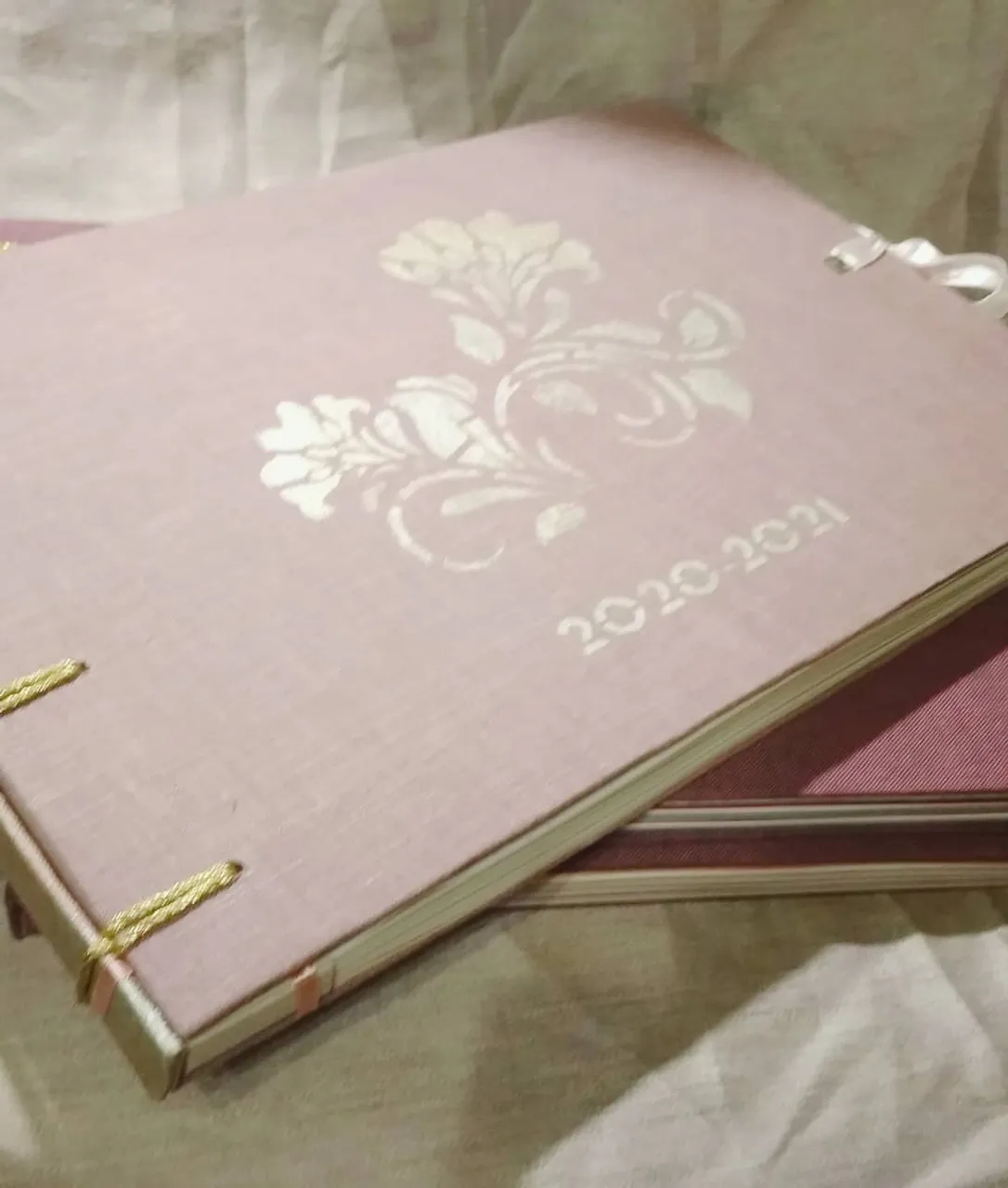 Выпускные альбомы для воспитанников частного детского садика. Полностью ручная работа: каллиграфические подписи под фото, тематические картинки и набивки, самодельные обложки.
#выпускныеальбомы #выпускныеальбомыдлядетскогосада #хендмэйд #ручнаяработа #мастерская #workshop #handnade