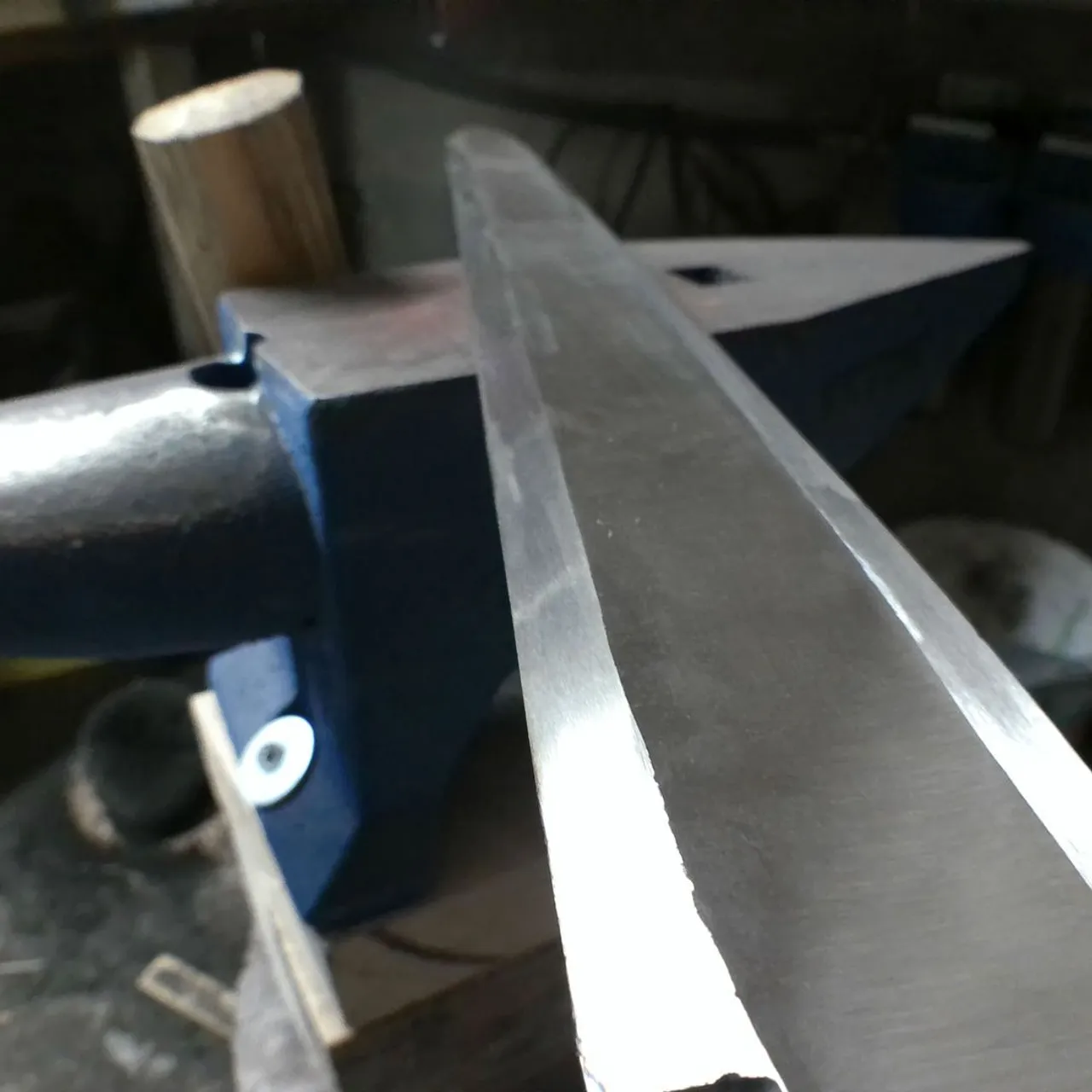 les couteaux c'est trop petit .. j'me met aux épées ! (non j'ai rien à compenser ! xD) l'une est une commande l'autre est pour mon atelier :) sur les deux il y aura gravé "que la lumière soit" en l'honneur du Discernement, outil de l'esprit qui nous permet d'y voir clair, souvent représenté par une épée dans les œuvres qui en parlent (d'où l'objet)

#artisanat #artisanatdart #artisanatdartfrancais #artisanatfrancais #knife #forge #swordmaking #sword #discernementspirituel #discernement #spiritualité #esotérisme