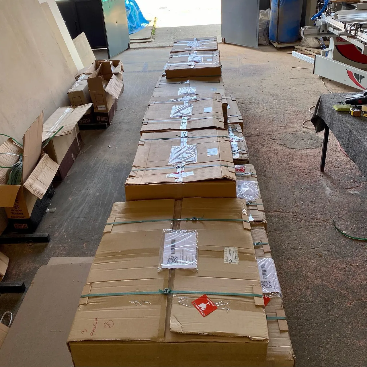 Kısa sürede büyük ilgi gören banyo dolabı setlerimiz yeni yuvalarına doğru yola çıkıyor. Türkiye’nin dört bir yanından bizlere güvenen müşterilerimize çok teşekkür ederiz. #banyodekorasyon #banyodolapları #banyotakımı