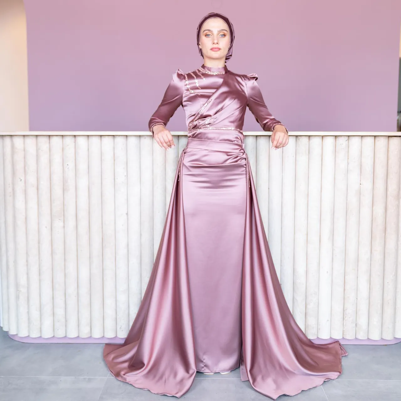 Asil Abiye💕
Tüm asaletiyle özel bir tasarım daha ahunarede
Düz kesim drapeli oturan iç elbisesi,seyyar kuyruklu eteğiyle özel günleriniz için tasarlandı💕
Harika renk seçenekleri ve detay güzellikleri kaydırmalıda💕
👉Koşulsuz İade veya Değişim
✈️Ücretsiz & Hızlı Kargo
☎️👉Whatsapp:+90 532 272 57 09
#tesettürabiyemodelleri #tesettürelbiseler #tesetturabiye #tasarımabiye #weddingdresses #muslimweddingdress #muslimweddingindonesia #muslimwear #hijabwear #sözelbisesi #nişanelbisesi #davetelbisesi #eventdress #eveningdress #muslimwear #hijabwear #kesfetteyiz