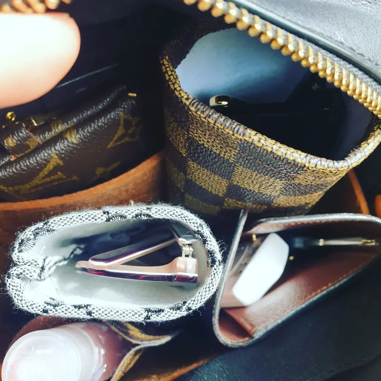 Another summer day. Feeling very lucky here in Edinburgh. I have attached the @maisonladuree @ladureeuk and LBH insert is making the bag interior less dark. I have tries to organise ifnfor this photo, but it is normally a mess. Anyone else loving backpacks recently? #coach #coachbackpack #coachcharlie #laduree #backpack #lvaddict #bagorganizer #bagorganiser #madeinuk