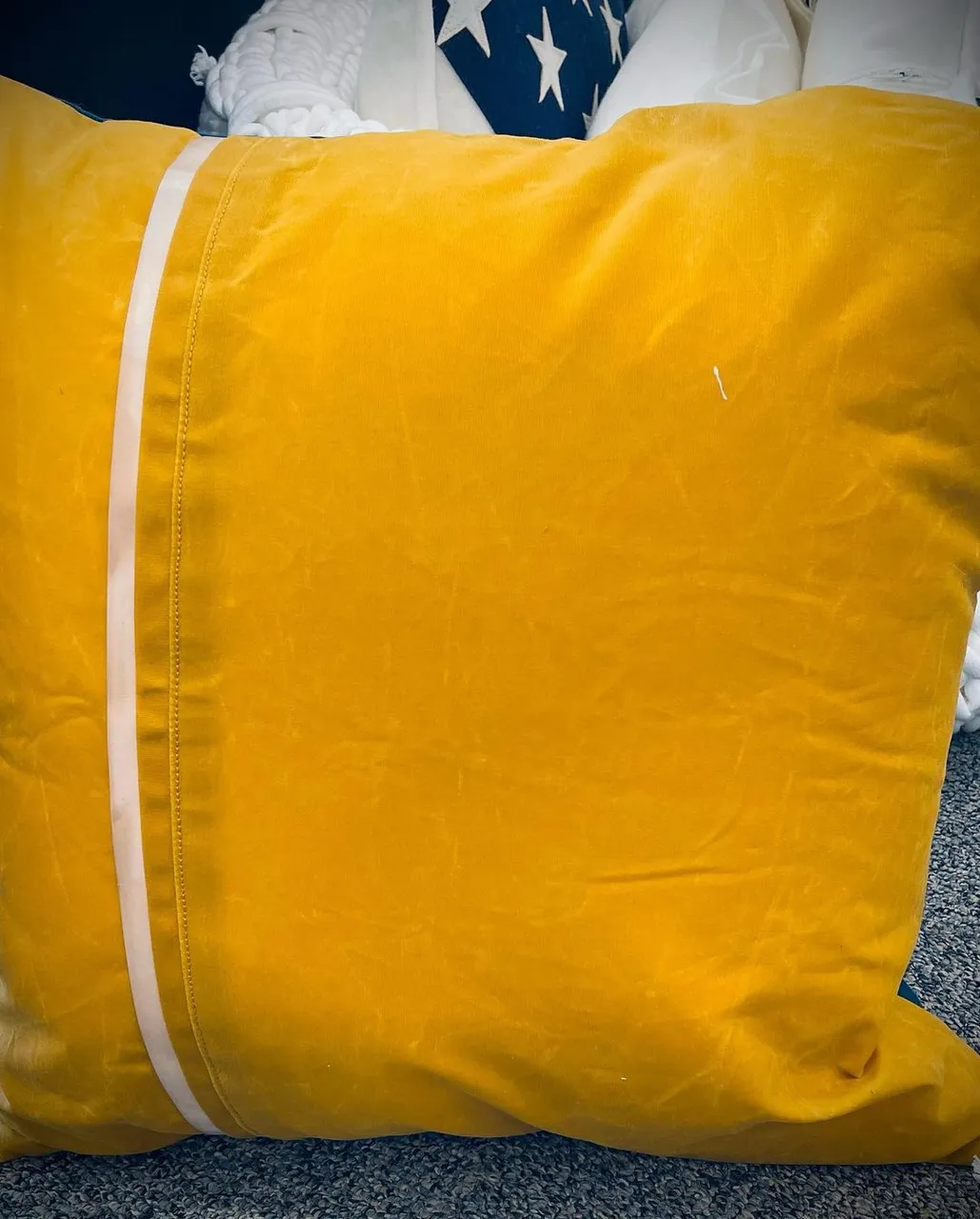 New indoor outdoor pillows only from @suedeklothusa these beautiful artisan pillows are made of 100% American waxed cotton to withstand the elements. This is the same fabric our military uses for coats, bags, etc. adorned with leather detailing these reversible pillows are sure to dress up any outdoor space - or indoor!choose your front and back color or use the same color on each side! Get yours today from the link in the bio.
#pillow #pillows #outdoors #swing #porch #porchdecor #porchlife #porchswing #porchsitting #americanmade #usa #waxedcanvas