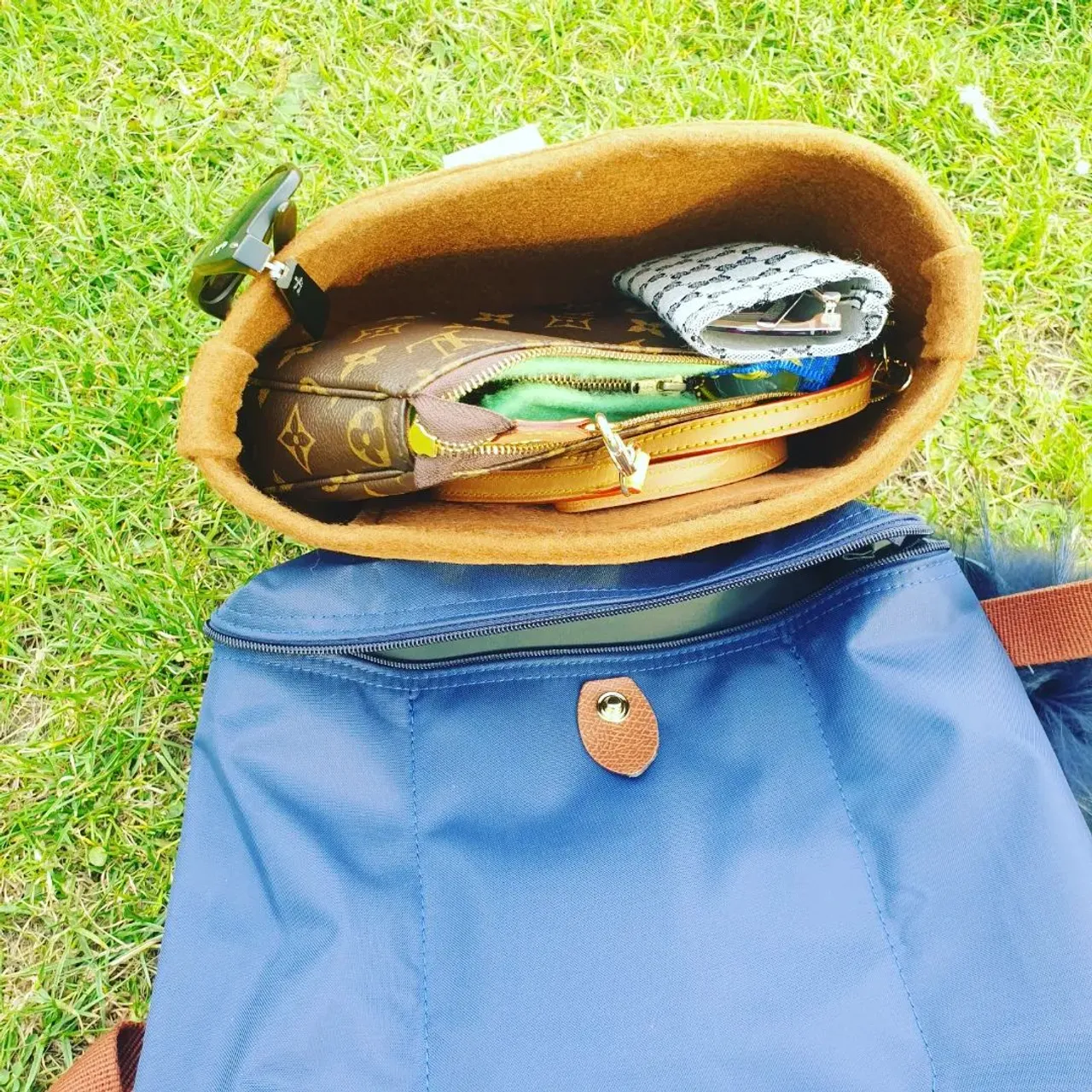 Longchamp travels from end to start (keep swiping). Fits plenty, very light, easy to wear with one issue so far...the zipper. Yes that curve of the corner, how do you get over it?? It keeps getting stuck 🤣 maybe I'm just lazy and fussy. Bag Organiser on the website Longchamp shop www.luxurybagheaven.com 
I recommend the sturdy felt for support and structure #longchamplepliage #longchamplepliageclub #longchamp #longchamplepliageneo #longchamplepliagebackpack #longchampbag #longchampbackpackneo #bagorganizer #bagorganiser #luxurybagheaven