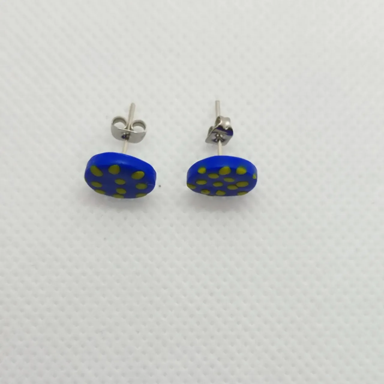 ¡Martes y nuevos pendientes! 💙💛
...........
Tuesday and new earrings! 💙💛

#personalizables #pendientesartesanales #pendientes #azul #amarillo #colores #colours #blue #yellow #handmadejewelry #handmade #handmadeearrings #arcillapolimerica #artesania #artesanal