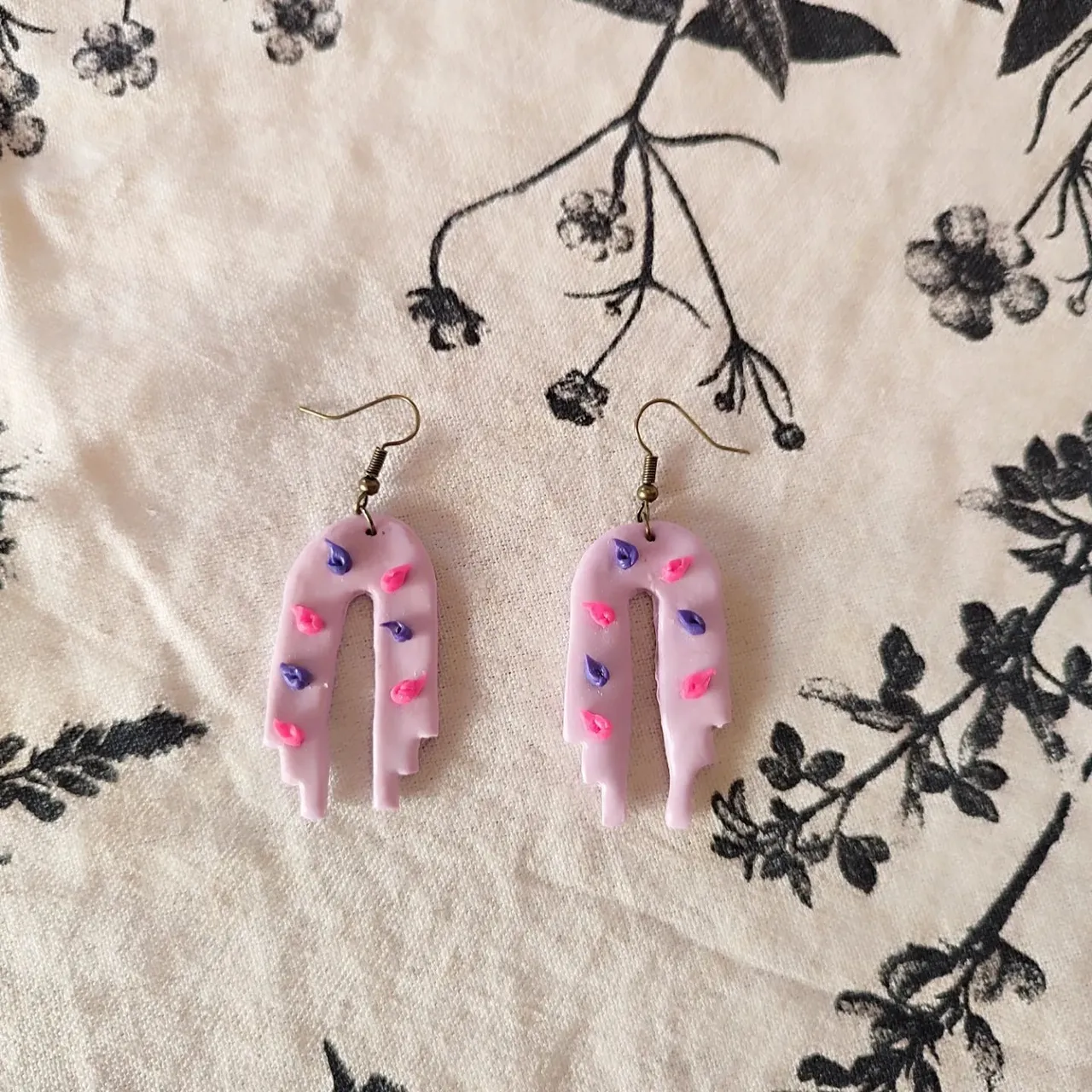 ¡Nuevos pendientes! ¿Qué os parecen?
¡Podéis personalizar los colores!💗💜
...........
New earrings!
It's possible to customize them!💗💜
#etsy #etsyshop #handmadejewelry #handmade #handmadeearrings #earrings #personalizables #pendientesartesanales #pendientes #customized #polimerclay #arcillapolimerica #artesania #artesanal