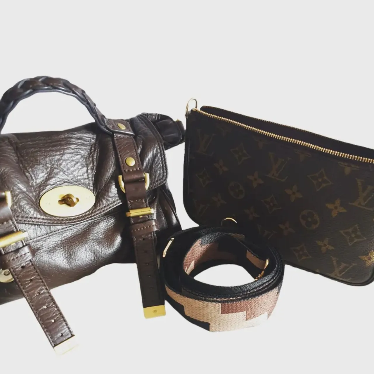 After looking for a good quality strap, I got fed up seeing the same old slippery and cheap (yet costly) nylon type. Roll on the sturdy, non slip, adjustable, made to order, wide and COMFORTABLE strap! Made for you and your bag so let me hear you say "yes please". Available on the website now in the accessories shop #website #pochetteaccessoires #mulberryalexa #mulberrybayswater #madeinuk #strap #luxurybagheaven #luxurybag #longchamplepliage #speedy20 #lv #mulberry #longchampparis