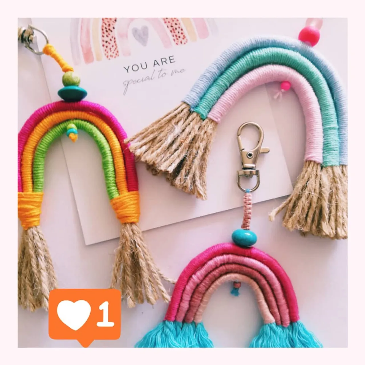 #rainbow #regenbogen #arcoiris #bohoaccessoires#bags#keychain #etsyshopmiobolife #hippieworld #handmadewith❤️ #accesorios #taschenanhänger #colors #romantic