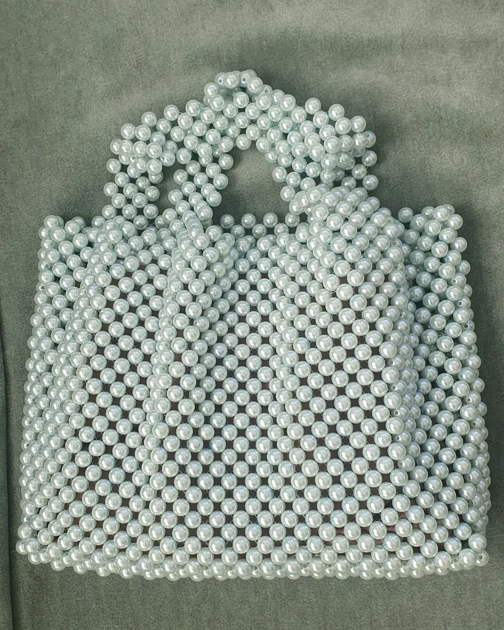 Размер: 21× 30 × 4см
Форма сумочки мягкая
Вес: 840гр
~ 1700шт

#maumaumiu_brand 
#bagpearl #pearl #pearlbag #beads #beadsbag #pērļusomas #pērles #бусины #сумки #somas