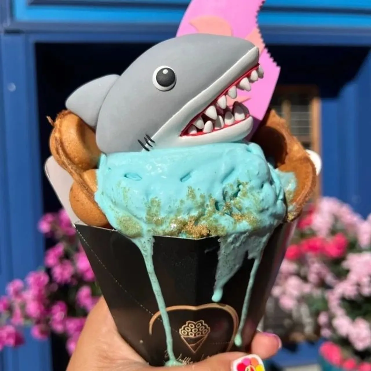 Shark head and surfboard for your cupcake decoration π #sharkhead #cupcakeart #cupcakedecorating #surfboardartist #sharkcaketopper #birthdaycaketoppers #polymerclayart #icecreamdecor #lovecreating #beachlife #beachparty #undertheseaparty #undertheseacake #etsy #etsygiftideas #smallbusinessowner #polymerclayartists #seaanimals #sharkweek #sharklover