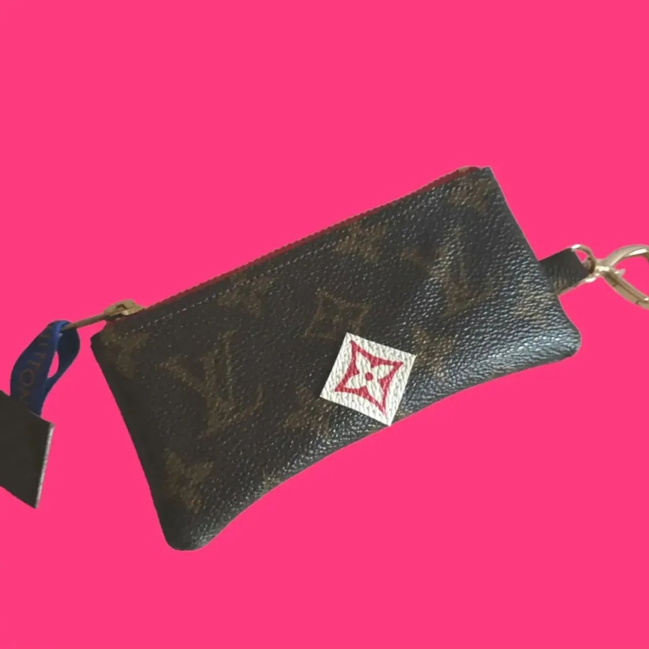 The speedy that keeps on giving...
Thank you for your kindness 
Luxurybagheaven.com with your help and generosity has raised £150 and this amount has been transferred to Women's aid account.

I'd like to help more so please don't hesitate to get in touch if you'd like to get a bag hook/butler from these patches. 
I hope to raise a bit more before Christmas 🎄 
T h a n k  y o u
#thankyou #speedy30 #lvmulticolor #lvmurakami #luxurybagheaven #baghook #bagbutler #madeinuk #madetoorder #madeinscotland #speedy30multicolor #lvspeedy #canvas #upcycled #repurpose