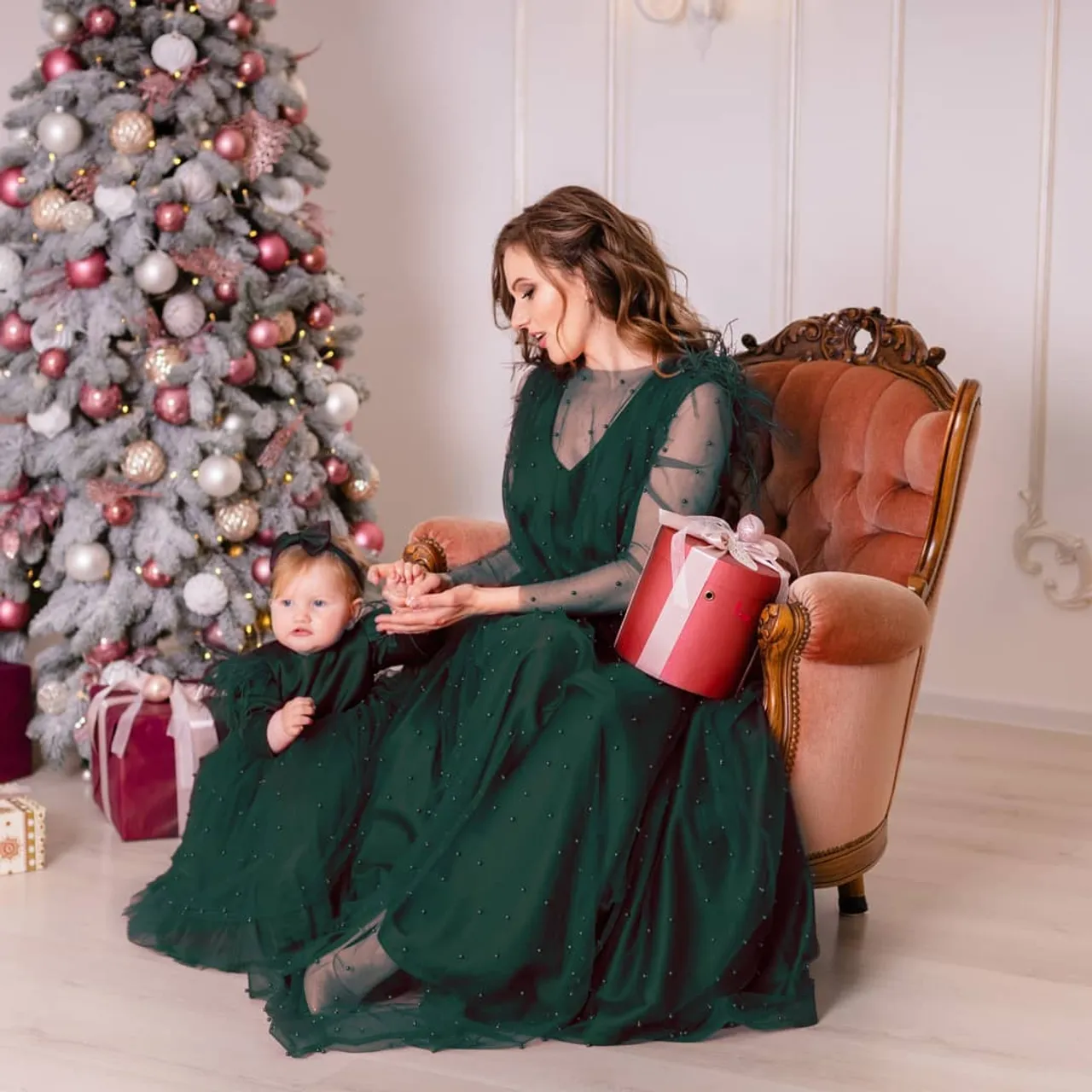 Šo kleitu modelis ir iespējams pasūtīt zilā, sarkanā, bordo, Tiffany, persiku, rozā, pūderrozā, dzeltenā, gaiši violetā, aveņu krāsās. Kleitas ir dekorētas ar pērlītēm un spalvām.
Komplekta cena 150 eur ⠀
Piedāvājam gan individuālās šūšanas pakalpojumus, gan iespēju izvēlēties savu sapņa kleitu no gataviem modeļiem ⠀
🌟 Plaša tilla, mežģīņu un audumu krāsu izvēle. Var arī kombinēt krāsas⠀
⭐ Kleitas garumu/dizainu var mainīt⠀
⭐Kleitas tiek šūtas pēc jūsu individuāliem mēriem vai jebkura standarta izmērā no 74cm līdz 147cm un XS - XXL izmēros⠀
⭐Lai pasūtītu rakstiet PM vai Viber/Whatsapp 28895815. Pielaikot un redzēt gatavas kleitas var Valdemāra 118 (iepriekš vienojoties par tikšanās laiku)
#ballišukleitas #mammameita #vienādaskleitas #платьямамадочкарига #платьямамадочкалатвия #нарядныеплатьярига #нарядныеплатьялатвия #mežģīņukleita #svinīgakleita #bērnukleita #kleitapasākumam #нарядноеплатьедлядевочки #детскоенарядноеплатье #ziemassvētkutērpi #jaungadaballe #ziemassvētkufotosesija