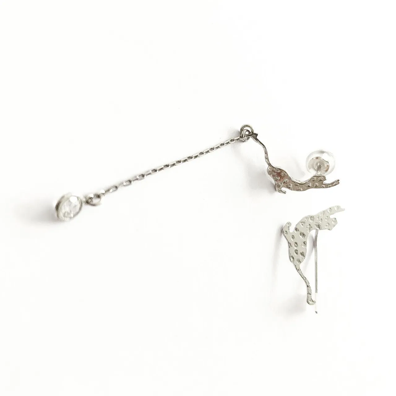 Stretching Leopard 
Earrings
Silver+ 18k white gold plated 
Crystal synthetic 
I
o
h
c
o
Ë
s
n
i
m
#silver #earrings #bouclesdoreilles #stretchingleopard #crystal #cristal #leopardherbivore