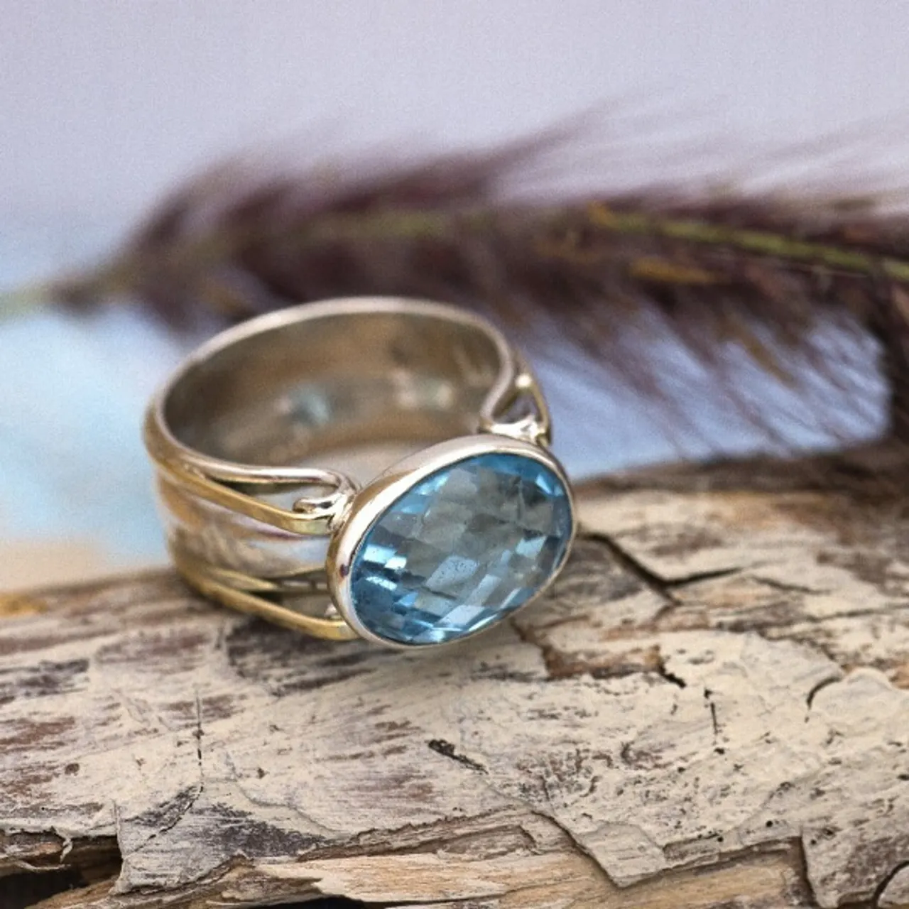 אבן החודש של ילידי נובמבר היא הטופז הידועה כאבן ריפוי.⁠
⁠
מהמילה "טופזוס" שמשמעותה ביוונית "לחפש". במקור אחר tapaz בסנסקריט "אש".⁠
⁠
טופז הוא מנרל. הטופז הטהור הוא שקוף אבל זיהומים מוסיפים לו צבע. כשמחממים טופז צהוב הוא מקבל גוון אדמדם ורוד, אם מקרינים אותו בנוסף הוא מקבל גוון כחכחל. ישנה סברה שהטופז נבחרה להיות אבן חודש נובמבר בגלל שהיא מזכירה בצבעה עלי הסתיו האירופאי. בעלת מבנה מחורץ שגורם להנעה אינטנסיבית של אנרגיית הריפוי הגבוהה שלה.⁠
⁠
המאמר המלא באתר:⁠
https://www.dream-smith.co.il/topaz⁠
⁠
הטבעת בחנות:⁠
https://bit.ly/BTopazRing⁠
⁠
אבני חן כאבני לידה⁠
אבני הלידה הינן אבני חן המסמלות את חודש הלידה בלוח הגרגוריאני. במדינות רבות מקובל להעניק את האבן במתנה כשהיא משובצת בתכשיט. אנשים רבים בעולם מאמינים שהאנרגיות הטבעיות של הקריסטלים מועברות לאדם שנושא אותם ומעניקות לו בריאות ומזל.⁠
⁠
תייגו בתגובות חברות וחברים שלכם - ילידי חודש נובמבמר - כדי שיכירו את אבן המזל שלהם 💎⁠
⁠
חלום צרוף - תכשיטים בעיצוב אישי⁠ | בית הספר לצורפות במודיעין | לימודי צורפות (גם) אונליין | סדנאות צורפות חווייתיות | מיחזור ושידרוג תכשיטי זהב⁠
⁠
#אבןלידה #אבןלידהנובמבמר #טופז #כחול #טבעת #זהב #כסף #טבעתאירוסין #טבעתסוליטייר #BirthStone #Blue #Topaz #November #birthstone #gold #silver #ring #statementring #solitairering #naturalgems #untreatedgems #sustainablebeauty⁠ #handmadejewelry #artisanjewelry #oneofakind #RealJewelryMonth