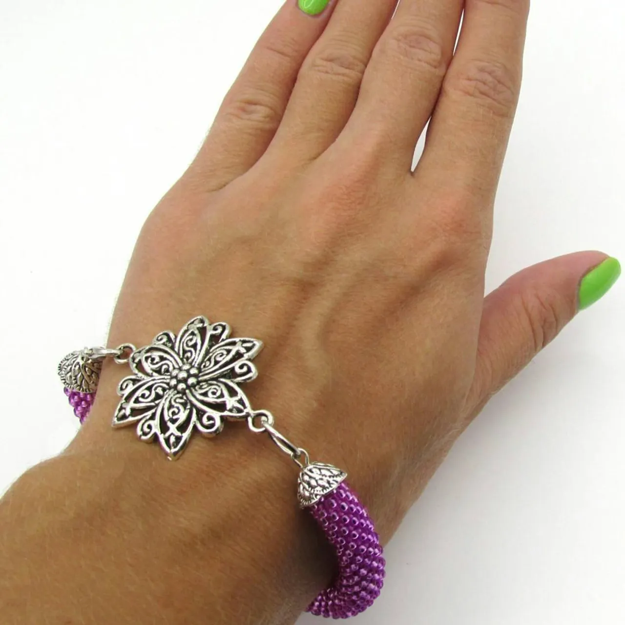 лето должно продолжаться, я считаю! поэтому будут цветочки, личточки, яркие цвета) 
браслет в наличии! 🌷 400 руб

#украшения #украшенияназаказ #украшенияручнойработы #украшениямосква #свао #бабушкинская #браслет #лиловый #цветок #браслетизбисера #бисер #яркийбраслет #металлическийцветок #beads #handmadejewellery #jewellery #jewelry #bracelet #flower #lilac #instajewels #instajewelry #shalfeiinstock