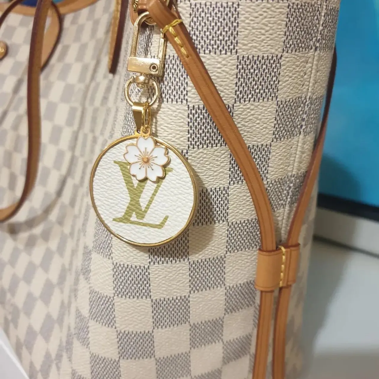 The speedy that keeps on giving...
Thank you for your kindness 
Luxurybagheaven.com with your help and generosity has raised £150 and this amount has been transferred to Women's aid account.

I'd like to help more so please don't hesitate to get in touch if you'd like to get a bag hook/butler from these patches. 
I hope to raise a bit more before Christmas 🎄 
T h a n k  y o u
#thankyou #speedy30 #lvmulticolor #lvmurakami #luxurybagheaven #baghook #bagbutler #madeinuk #madetoorder #madeinscotland #speedy30multicolor #lvspeedy #canvas #upcycled #repurpose