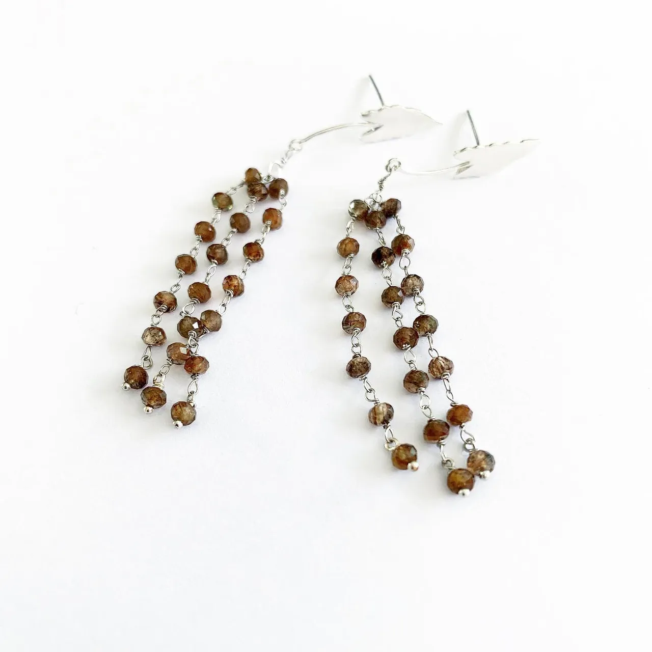 Saule pleureur brown alocasia
브라운 버드나무 알로카시아 
Earrings 
Andalusite 
안달루사이트 스톤 
Silver + 18k white gold plated 
I
o
h
c
o
Ë
s
n
i
m
#earrings #lapislazuli #saulpleureur #brown #maron #andalusite #jewelry #brownjewelry #라피스라줄리 #샹들리에 #chandelier #청금석 #디자이너 #안달루사이트 #alocasia #iohcoesnim_andalusite