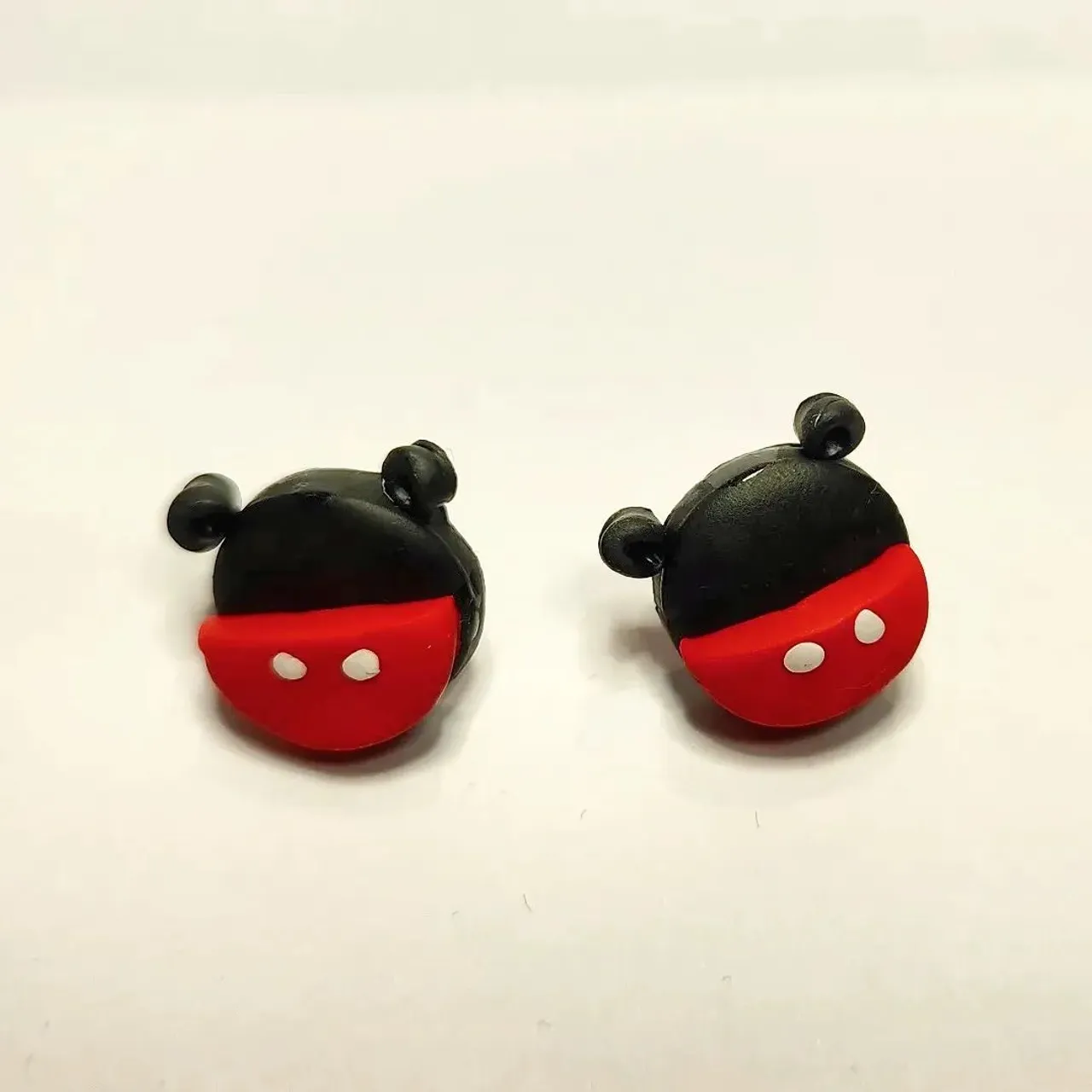 ¡No podía faltar! ¡Pendientes Mickey Mouse!🖤❤️
.........
Mickey Mouse earrings!🖤❤️
#mickeymouse
#mickey
#disney #handmadejewelry #handmade #handmadeearrings #earrings #personalizables #pendientesartesanales #polimerclay #pendientes #arcillapolimerica #artesania #artesanal