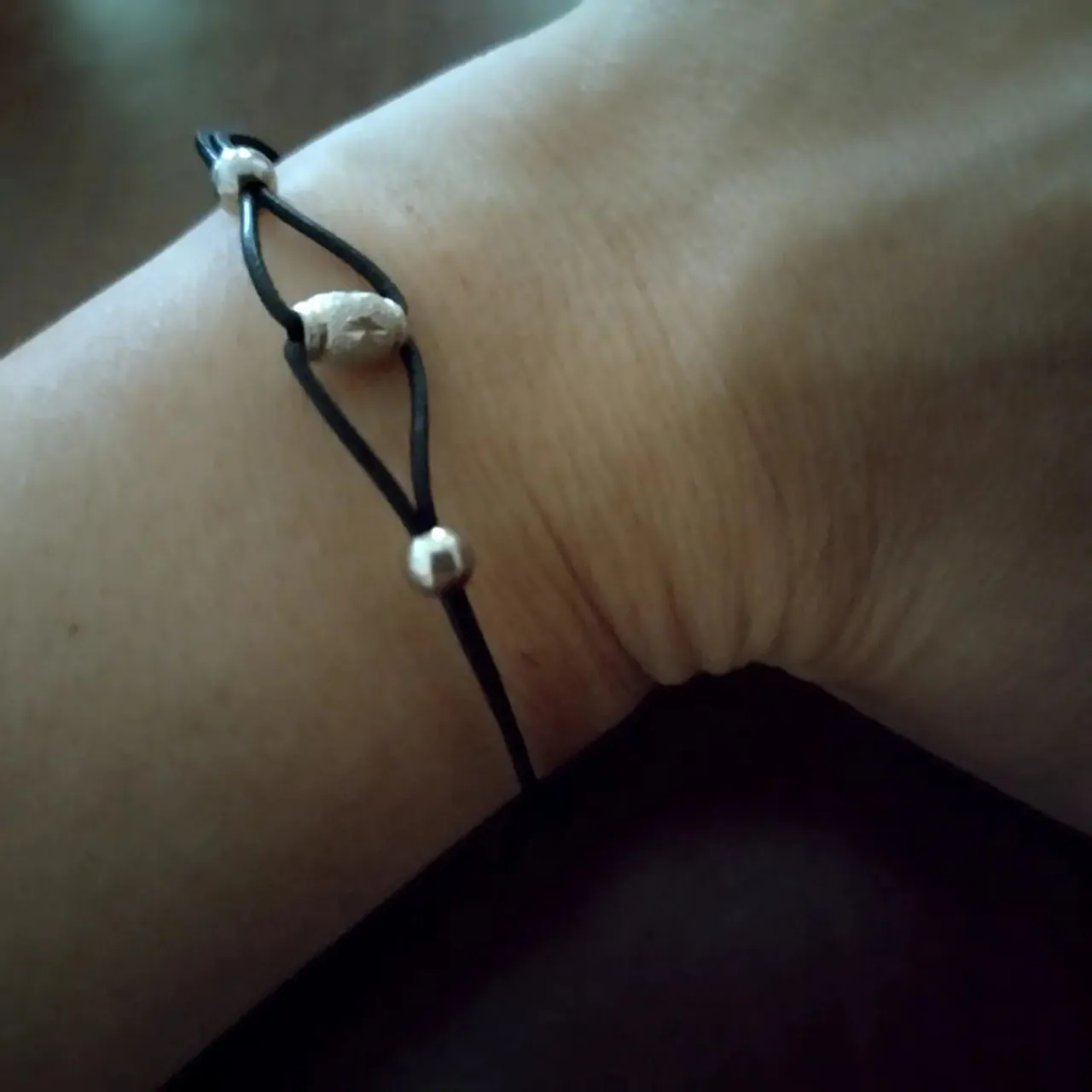 Braccialetto in doppio filo di cuoio con chiusura e accessori in argento 925.
Black double threads leather bracelet with Silver Sterling closure and accessories.