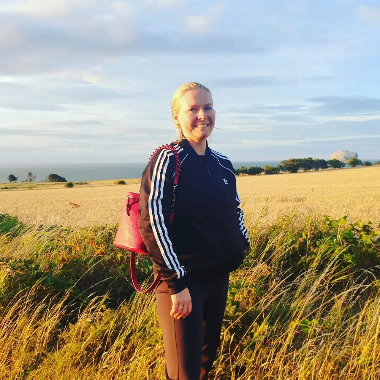 What can you ask from a family holiday? Sunsets! It's all it takes to make me smile and make everything beautiful. Even the @longchamp bucket came out  to wander the wheat field and look for poppies. Bag Insert with will be on the website soon
www.luxurybagheaven.com 
#longchampparis #longchamplepliageclub #longchamplepliage #longchamp #longchamplepliageneo #longchamplepliagebackpack #longchampbucketbag #longchampfoulonne #northberwick #scotland #visitscotland #bagorganizer #bagorganiser #madeinuk