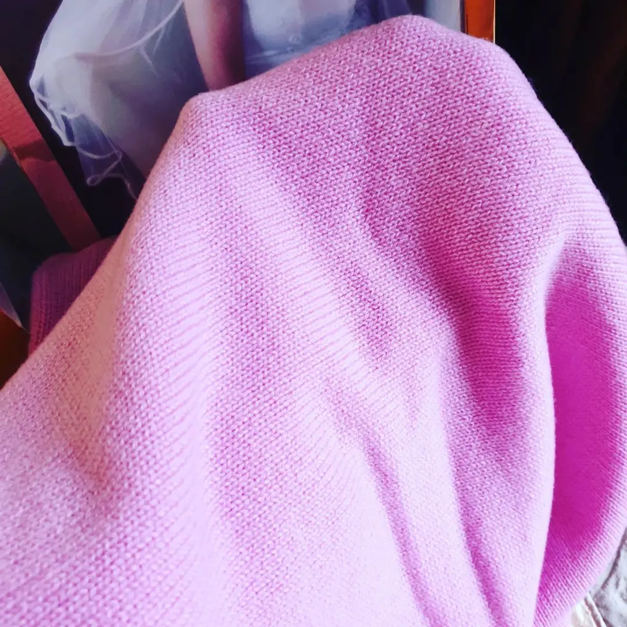 Christmas ready!
With the attempt to buy local, support small businesses and acquiring foreven pieces, I share with you my best kept secret @sxp.designs cashmere.
I have been a customer for the last 4 years and I have been over the moon with every piece bought. But this one....omg! The most amazing shade of pink. So now you also know my second secret, my pink obsession. Don't hesitate to find out your next cashmere piece by sxp designs and starts curating,  not consuming. 
#sxpdesigns #cashmereaddict #cashmere #madeinuk #madeinscotland #cashmereshawl #curated #scottishautumn #christmas #luxurybagheaven #pinkobsession #pinkcashmere