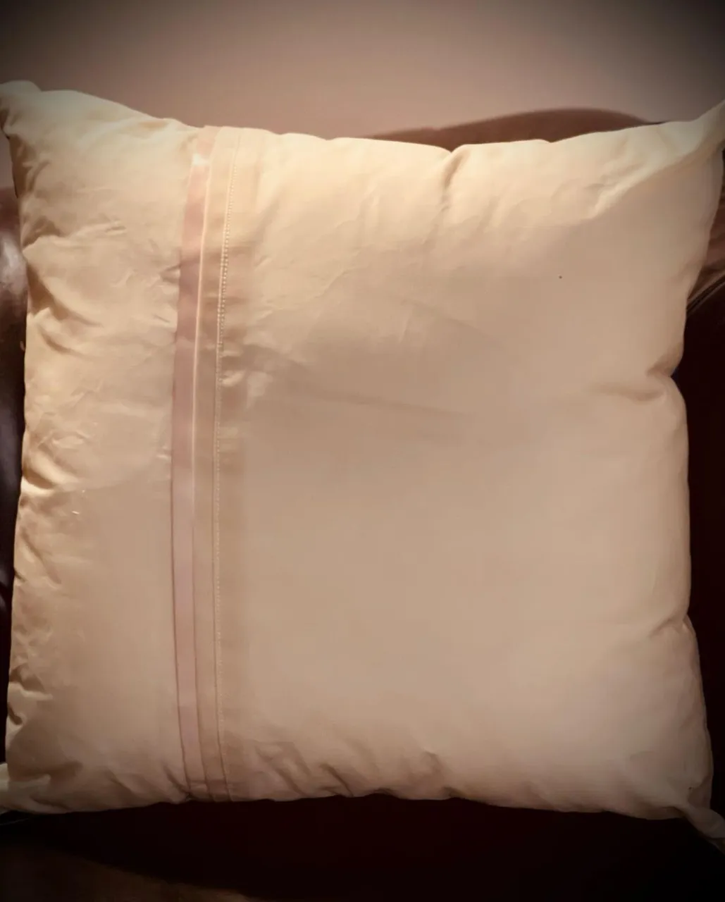 New indoor outdoor pillows only from @suedeklothusa these beautiful artisan pillows are made of 100% American waxed cotton to withstand the elements. This is the same fabric our military uses for coats, bags, etc. adorned with leather detailing these reversible pillows are sure to dress up any outdoor space - or indoor!choose your front and back color or use the same color on each side! Get yours today from the link in the bio.
#pillow #pillows #outdoors #swing #porch #porchdecor #porchlife #porchswing #porchsitting #americanmade #usa #waxedcanvas