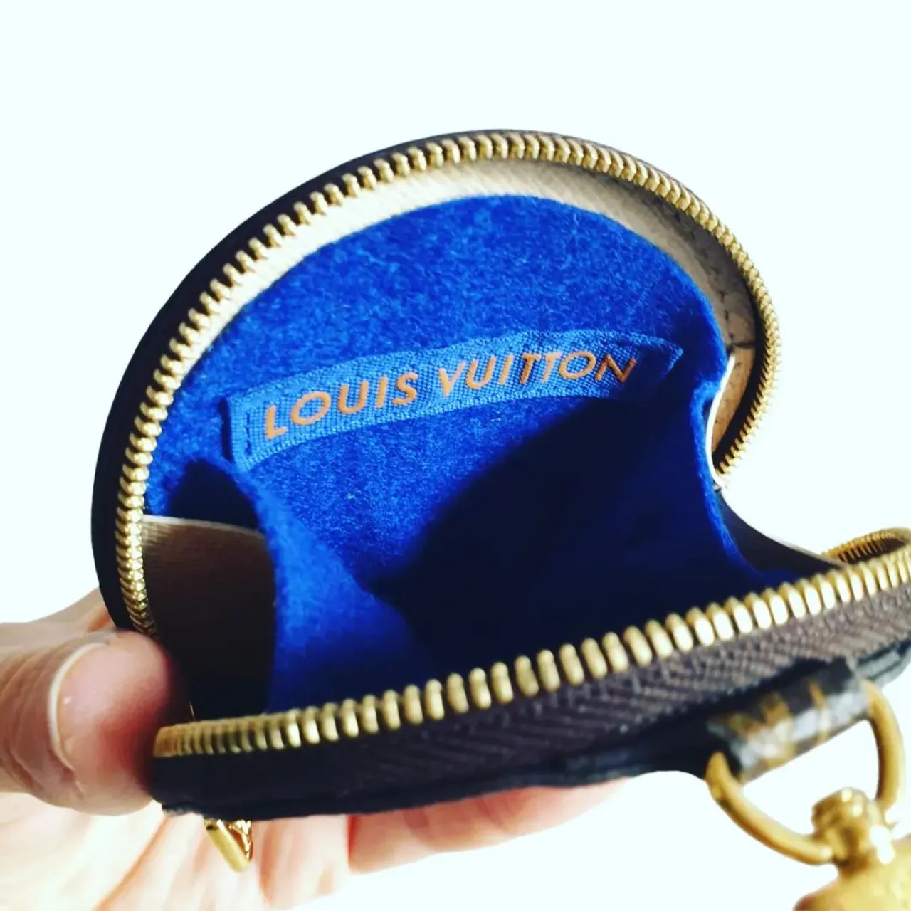 Working on achieving snug and perfectly fitting inserts this week. This was possible when I had the bags to work with hands on:
-Pochette Felicie 
-Croisette
-Coin purse 
This allowed me to learn and deepen my knowledge of these bags.
All liners, shapers and chains are on 
www.luxurybagheaven.com 
Worldwide shipping 

As always thank you for your trust. 
Moria ❤ 
#luxurybag #luxurybagheaven #lvcoin #coinpurse #lvfelicie #pochettefelicie #felicie #croisette #lvcroisette #lvazur #baginsert #bagorganizer #lvmultipochette #lvempreinte